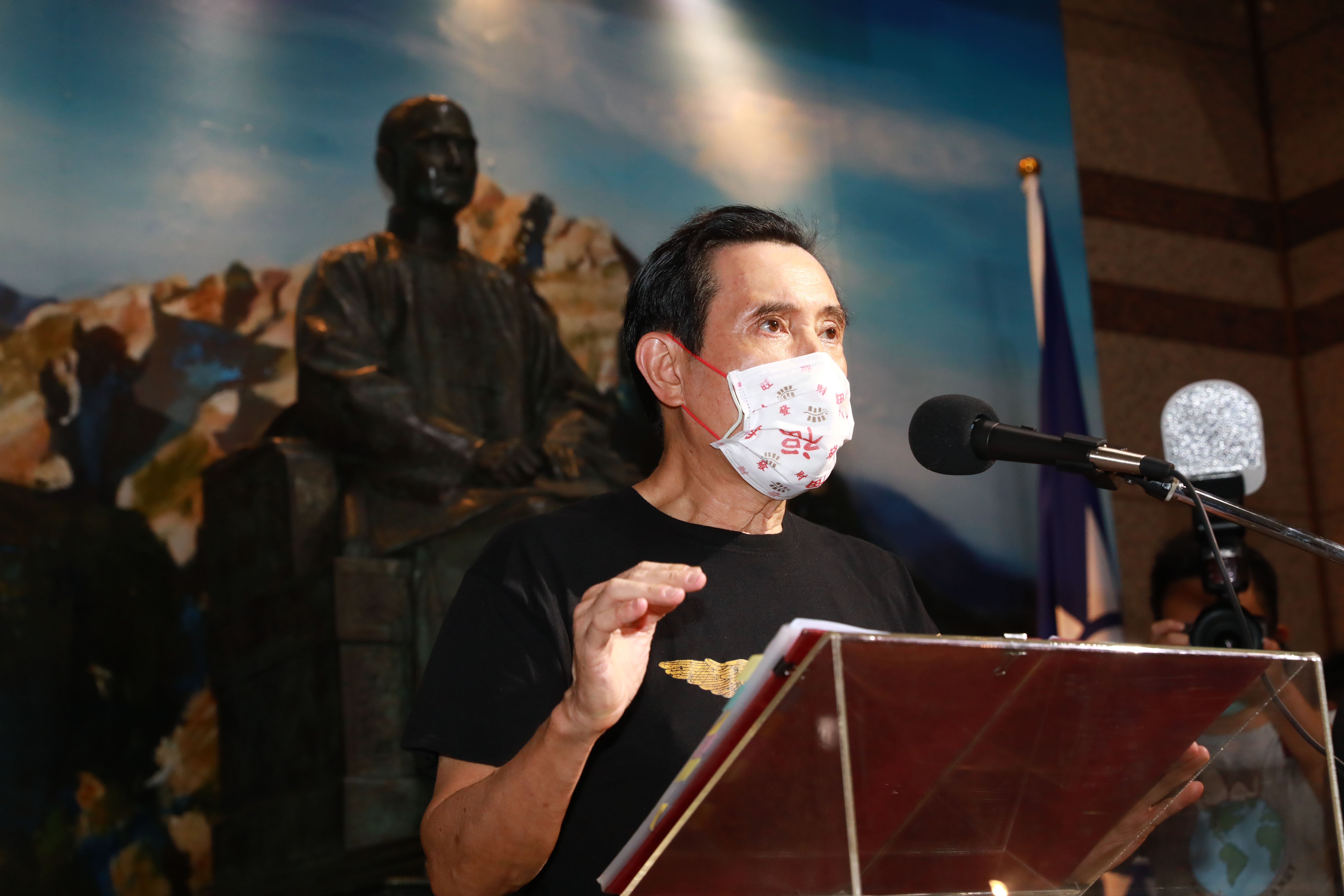 前總統馬英九辦公室驚傳收到恐嚇信，寫著「逆我者死」並夾帶2張香港冥紙。