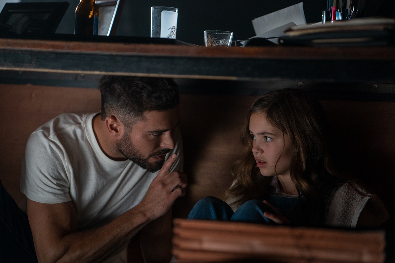 柴克艾弗隆（左）與席妮李蒙（右）扮演亡命天涯的父女。（UIP提供）。