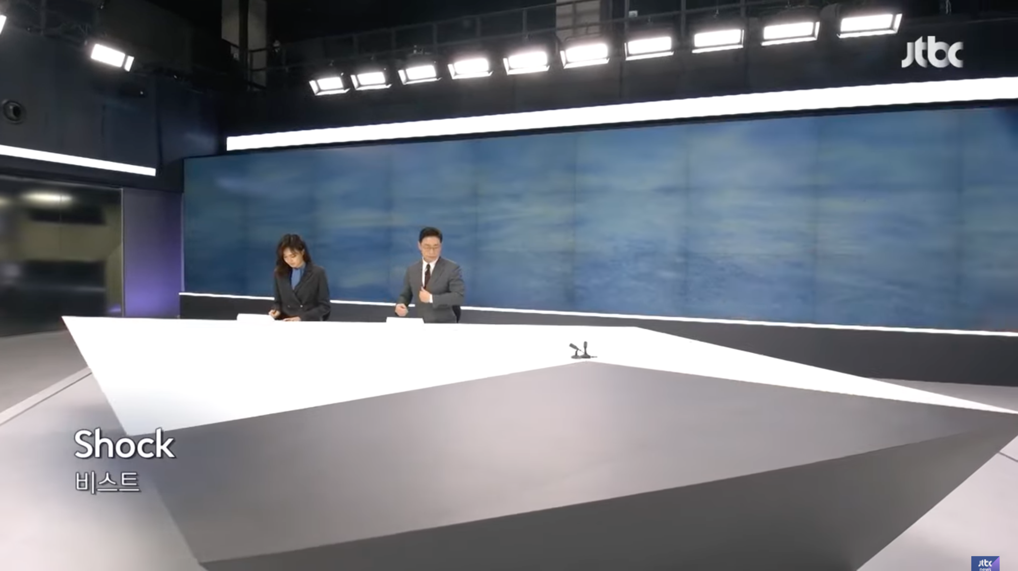 南韓JTBC電視台的新聞節目《News Room》日前在結尾時播放了韓團BEAST的〈Shock〉。（翻攝自JTBC News YouTube）