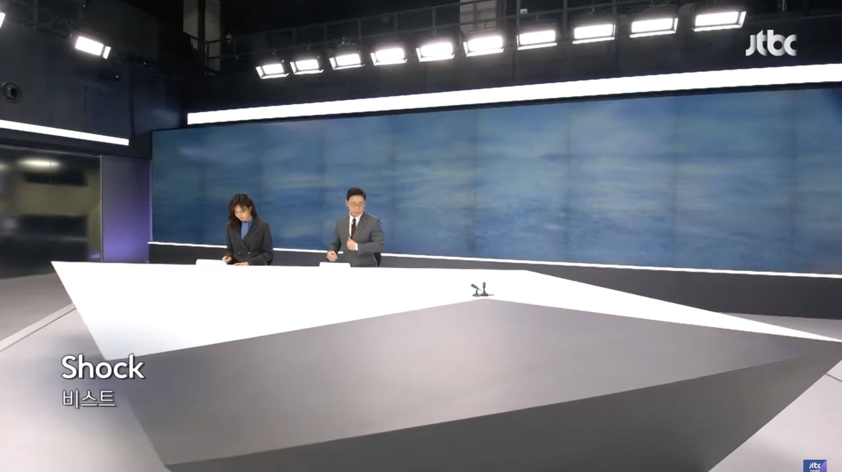 南韓JTBC電視台的新聞節目《News Room》日前在結尾時播放了韓團BEAST的〈Shock〉。（翻攝自JTBC News YouTube）