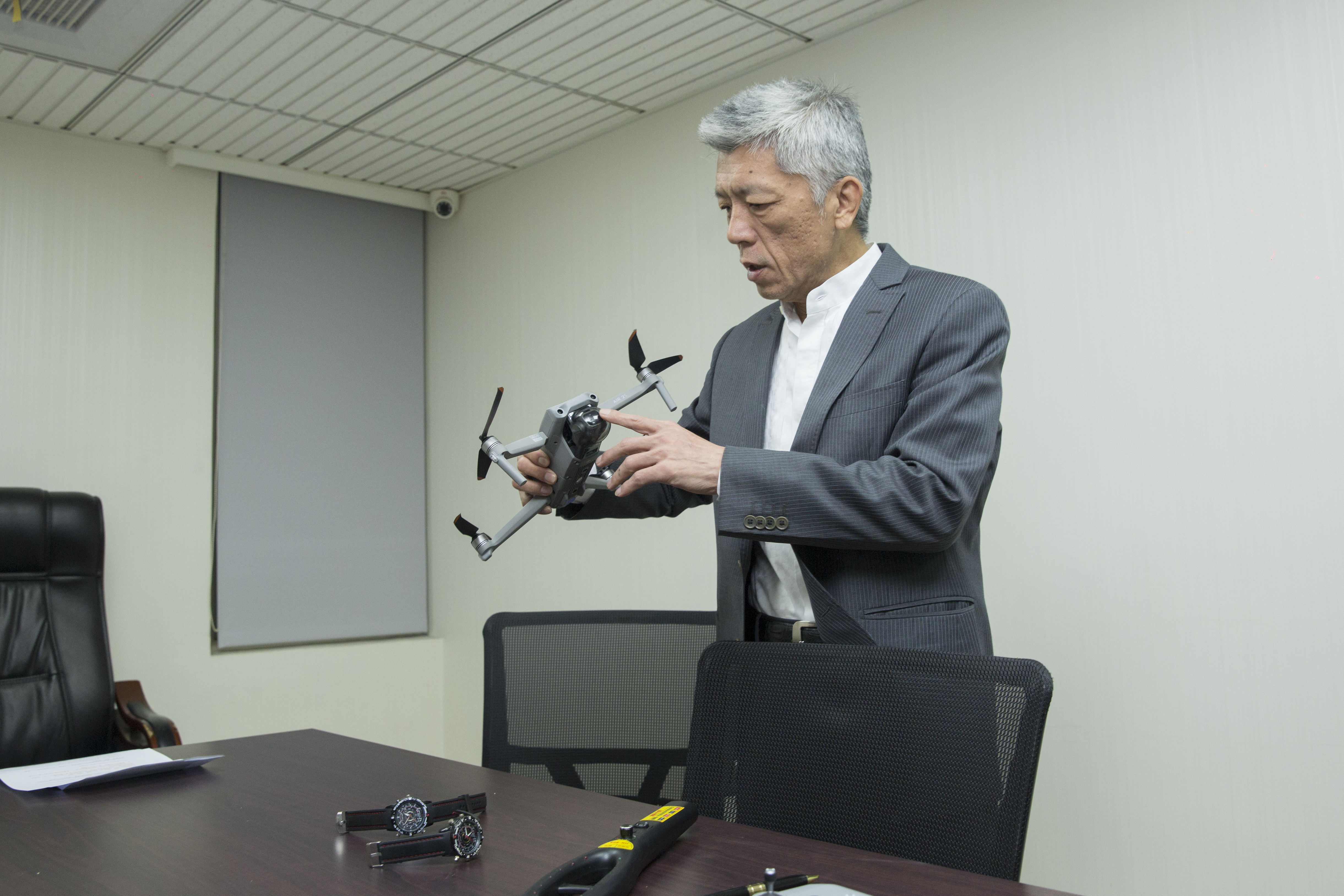 蒐證是最重要的一環，甚至需要動用到空拍機拍。趙維君砸錢買空拍機、隱藏鏡頭、追蹤器等器材不手軟。