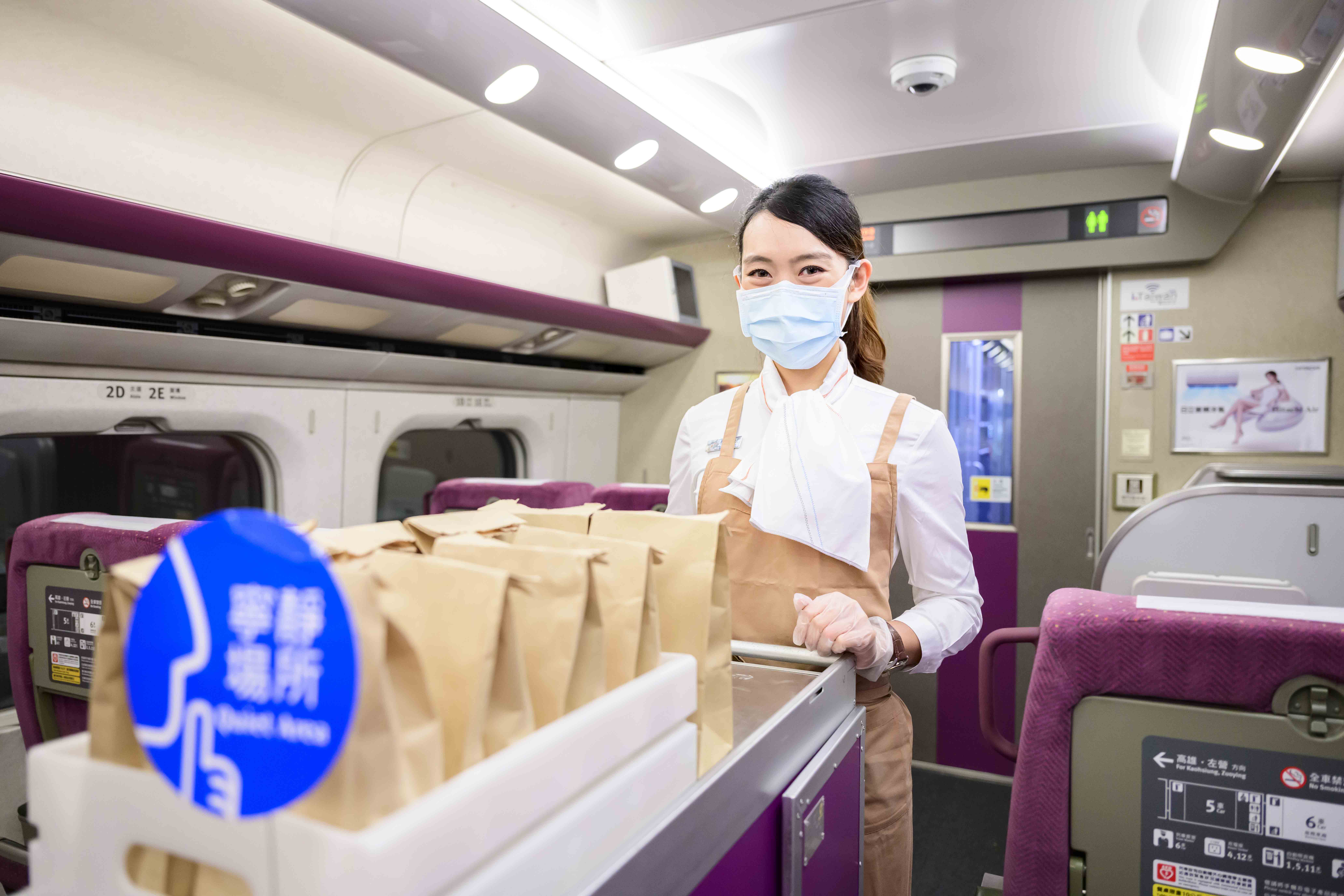 鐵商務車廂暫停供應熱飲，改為單獨包裝之點心及瓶裝水，敬請旅客下車後，再行食用。（翻攝自高鐵官網）