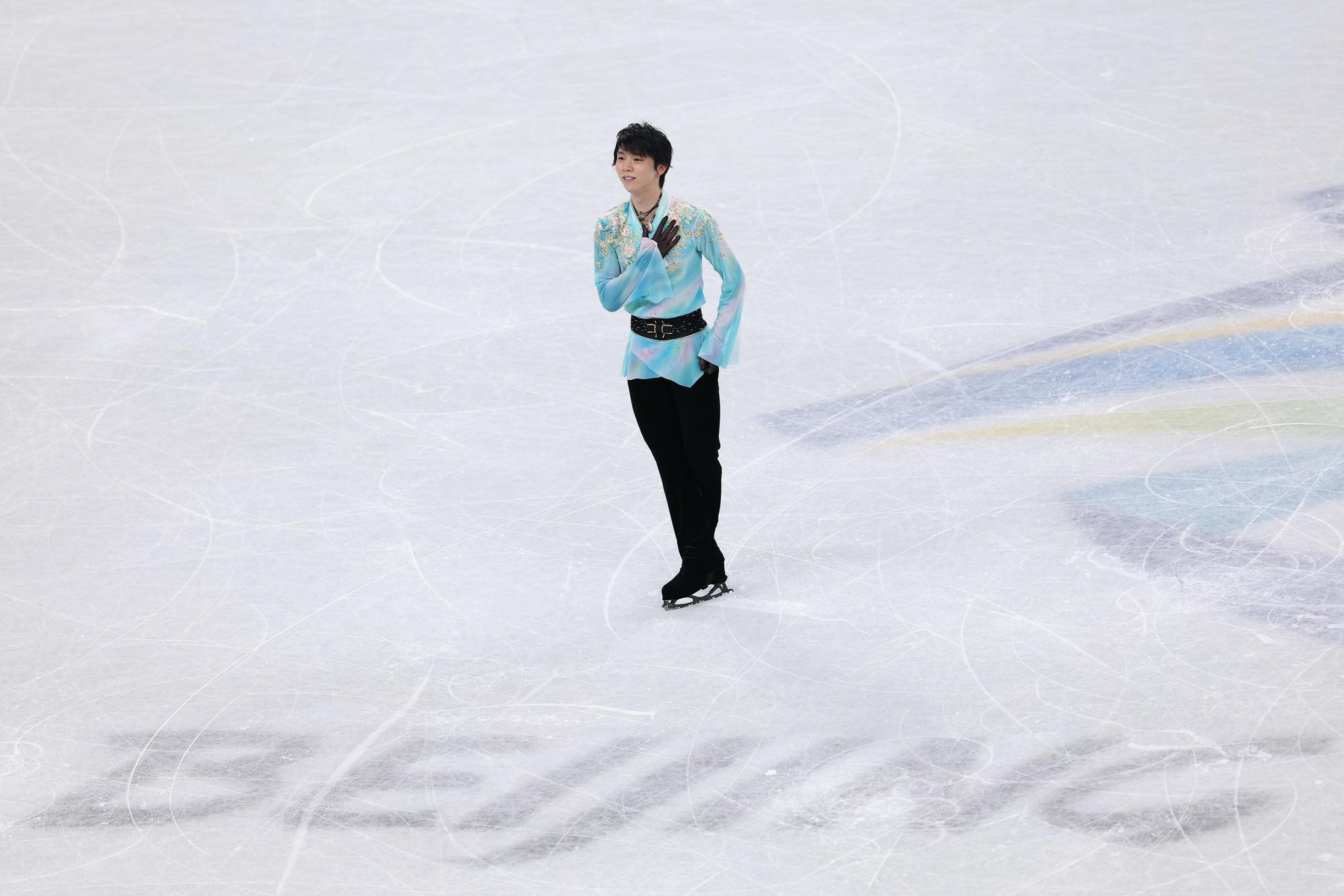 羽生結弦表演結束向觀眾致意。(翻攝自推特@gorin)