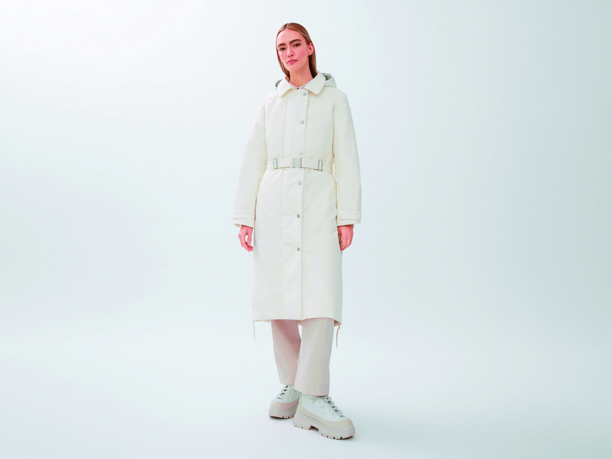 Rhya Overcoat長大衣採用經RDS聯盟認證的700 FP蓬鬆度鵝絨填充，高效保暖；外層表布為Canada Goose獨有的再生面料「再生輕量尼龍 」。NT$72,700（Canada Goose提供）