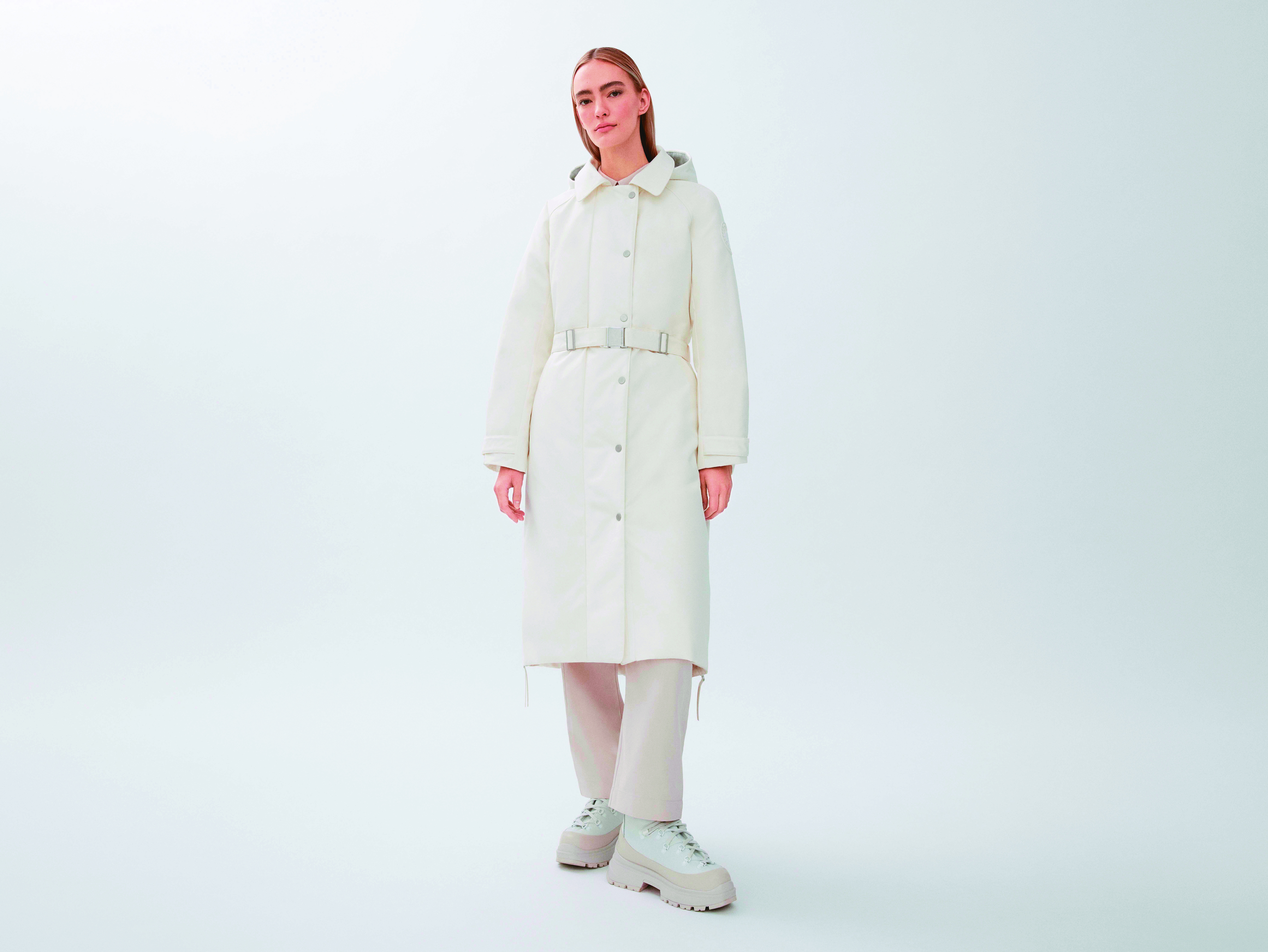 Rhya Overcoat長大衣採用經RDS聯盟認證的700 FP蓬鬆度鵝絨填充，高效保暖；外層表布為Canada Goose獨有的再生面料「再生輕量尼龍 」。NT$72,700（Canada Goose提供）