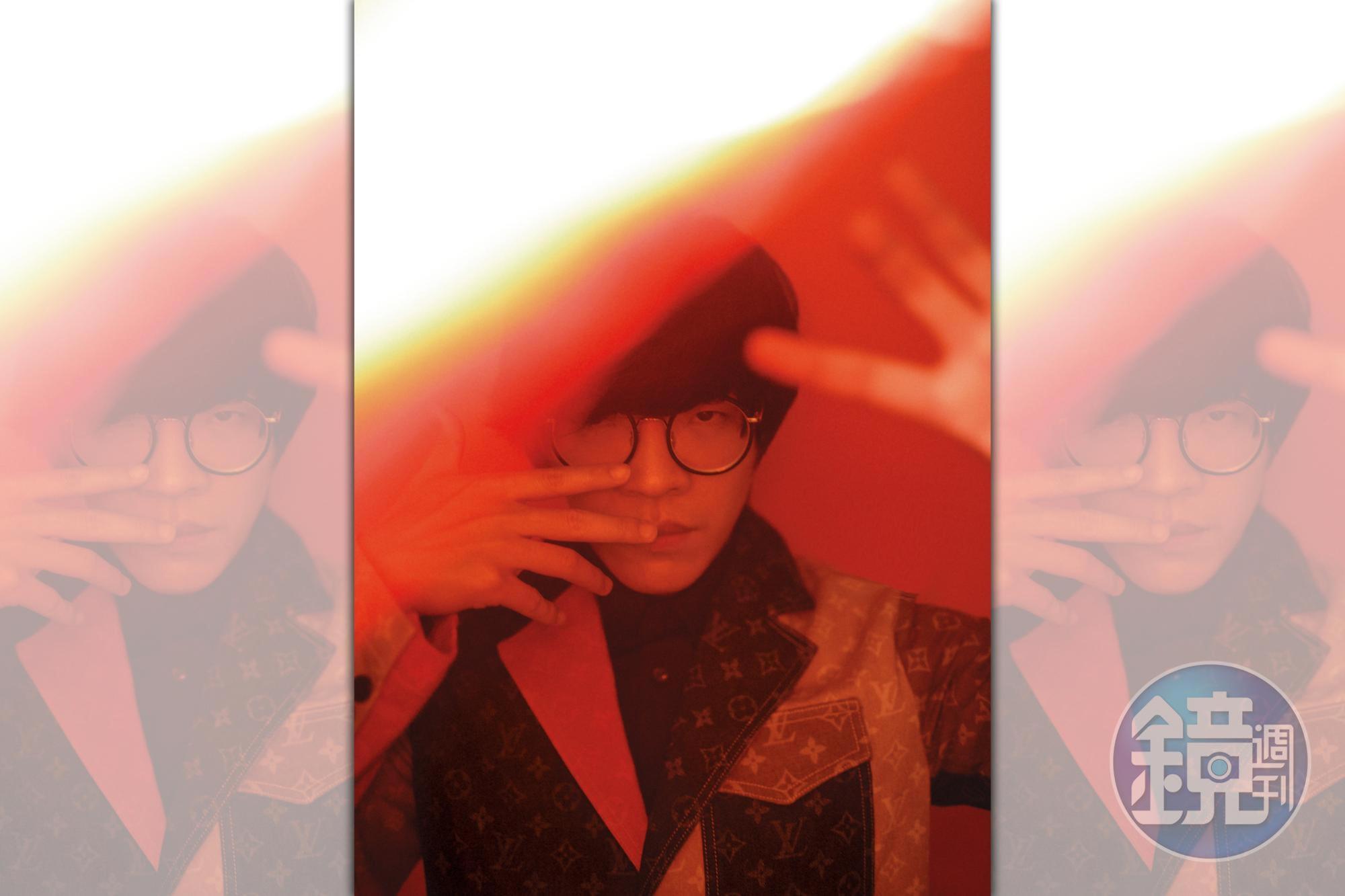 演過《花甲》之後,比較知道怎麼在鏡頭前演戲,盧廣仲笑:「我是一個很喜歡無中生有的人。」而他更發現,原來他一個造型的轉變,大家就有可能認不出他。