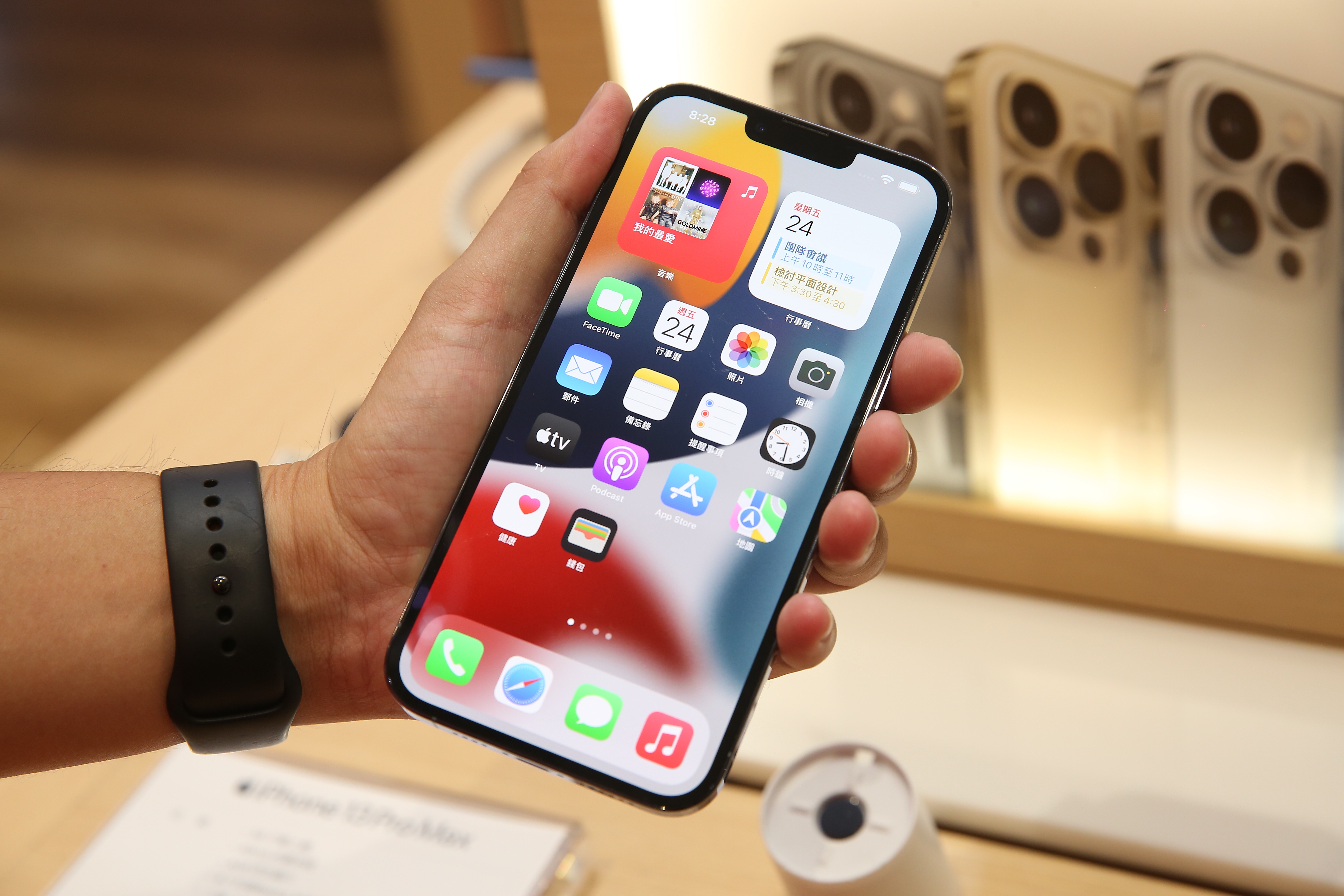 新iPhone可望取消瀏海設計，對大立光是一大利多。