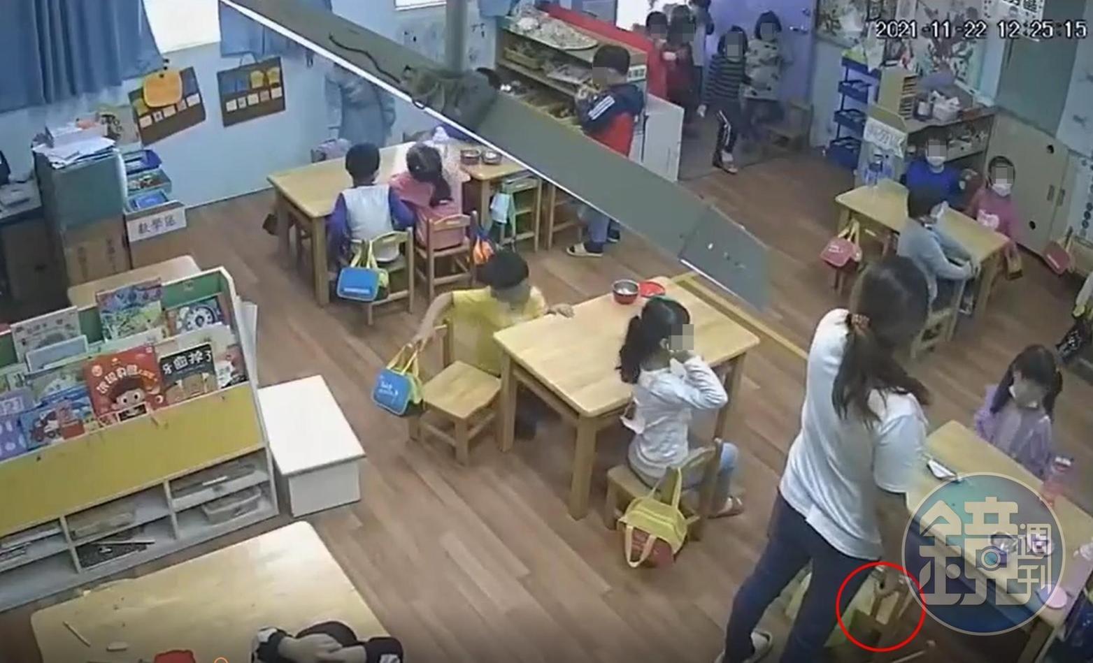 麥寮鄉立幼兒園老師拿著鐵尺(紅圈處),遇到不聽話的小朋友就施予體罰。(讀者提供)