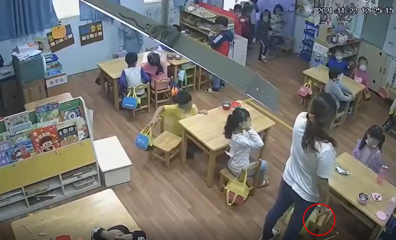 麥寮鄉立幼兒園老師拿著鐵尺（紅圈處），遇到不聽話的小朋友就施予體罰。（讀者提供）