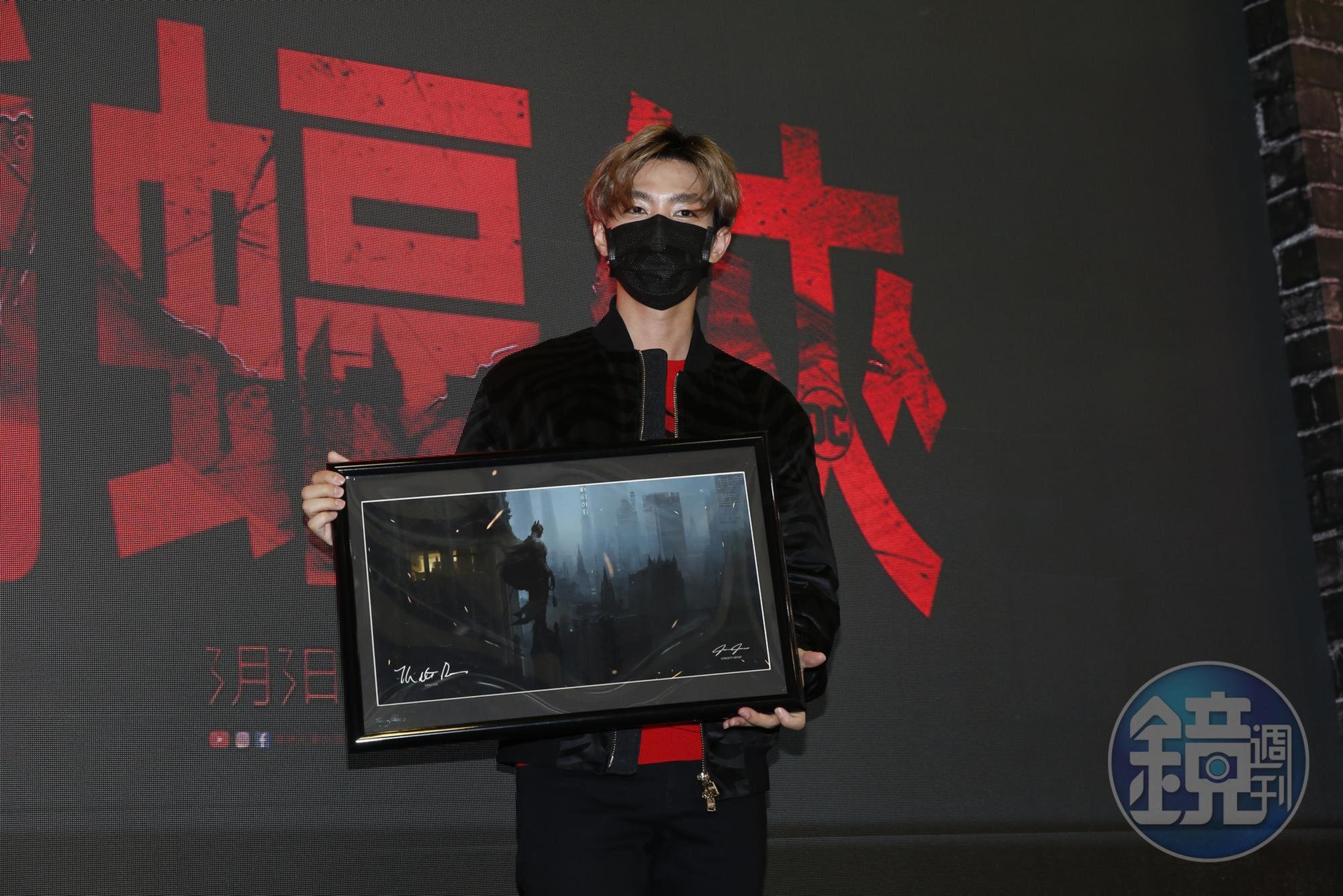 炎亞綸手上的《蝙蝠俠》概念草圖,是導演麥特李維斯簽名的版本。