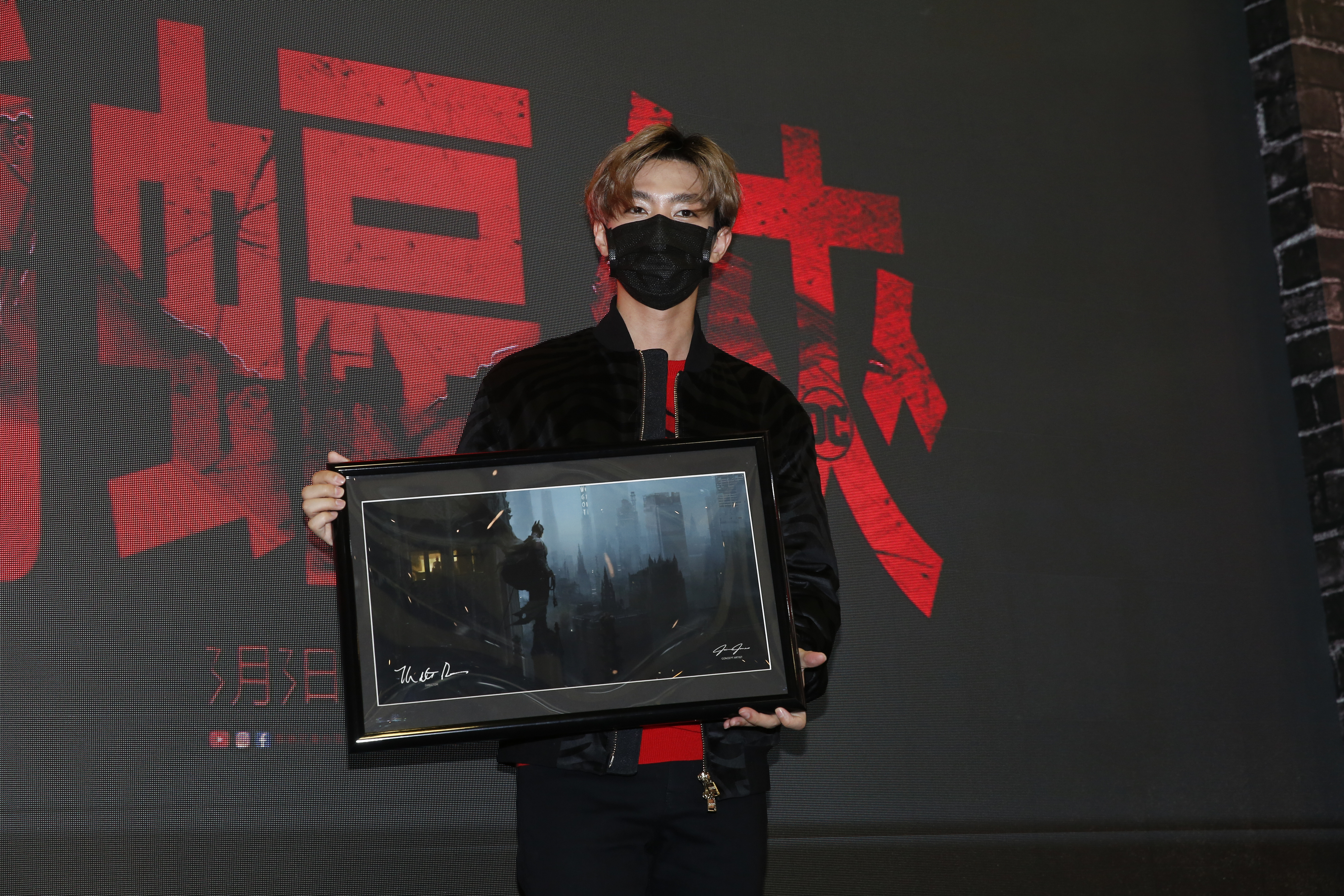 炎亞綸手上的《蝙蝠俠》概念草圖，是導演麥特李維斯簽名的版本。