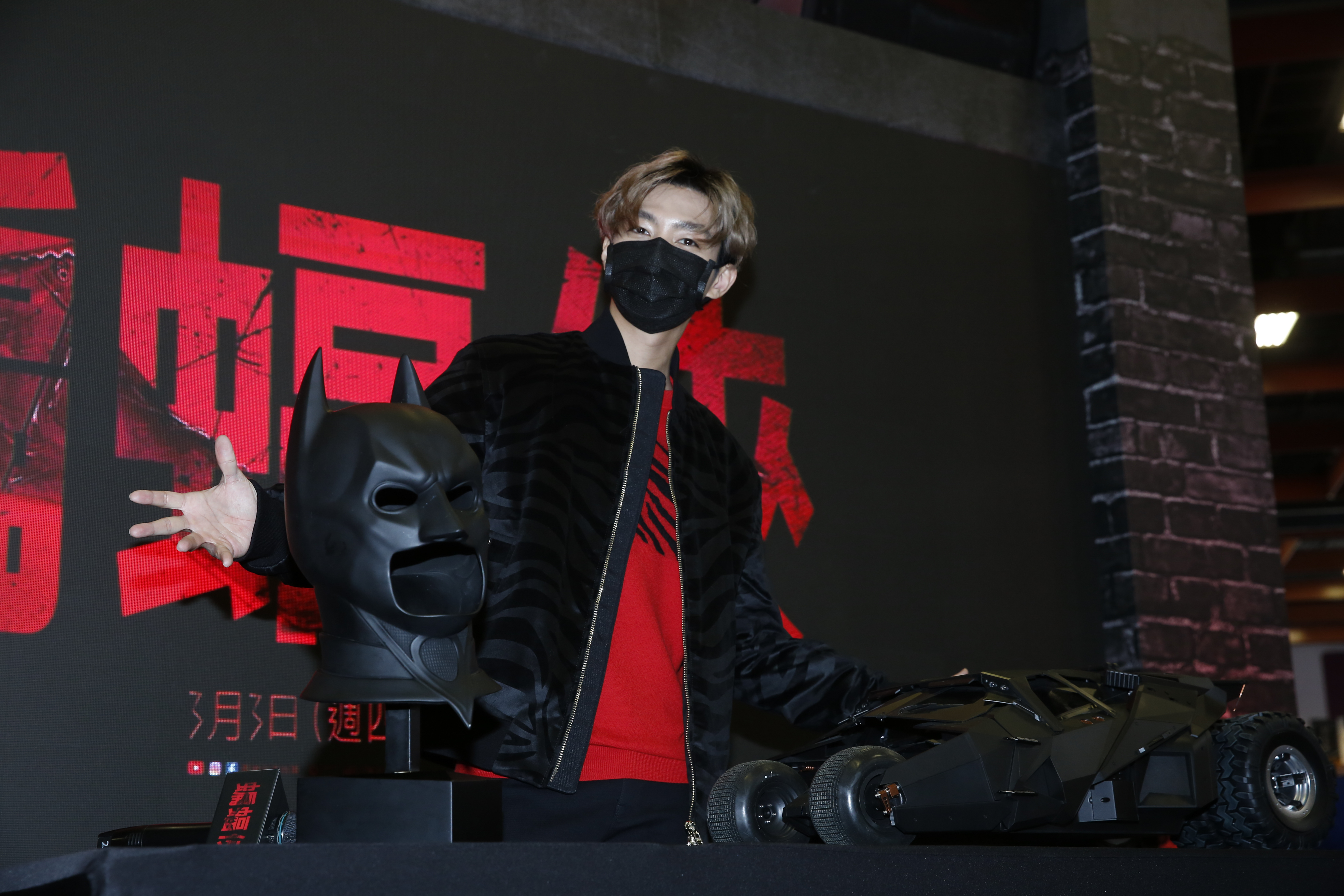 炎亞綸秀出收藏的蝙蝠俠頭盔與蝙蝠車模型。