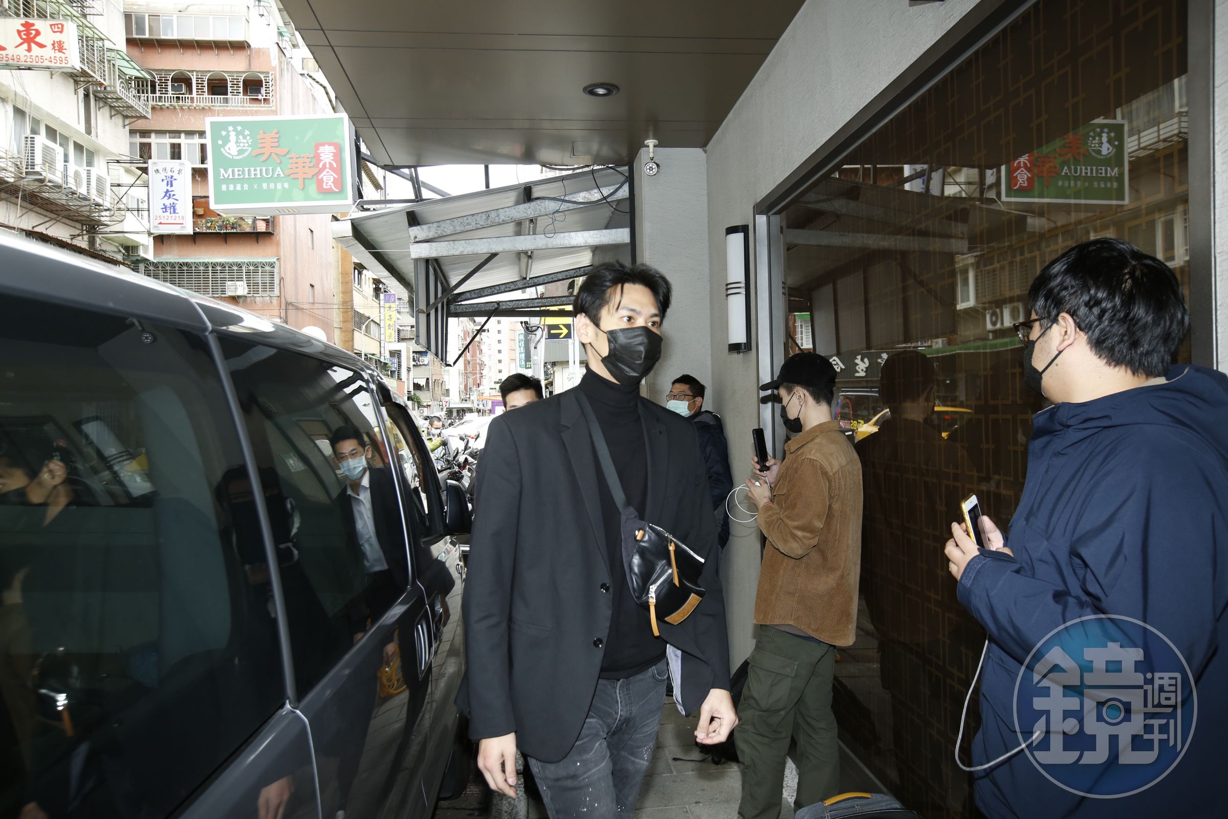 陳德烈聽到明金成離世的訊息時哭了，他也幫忙家族處理後事。