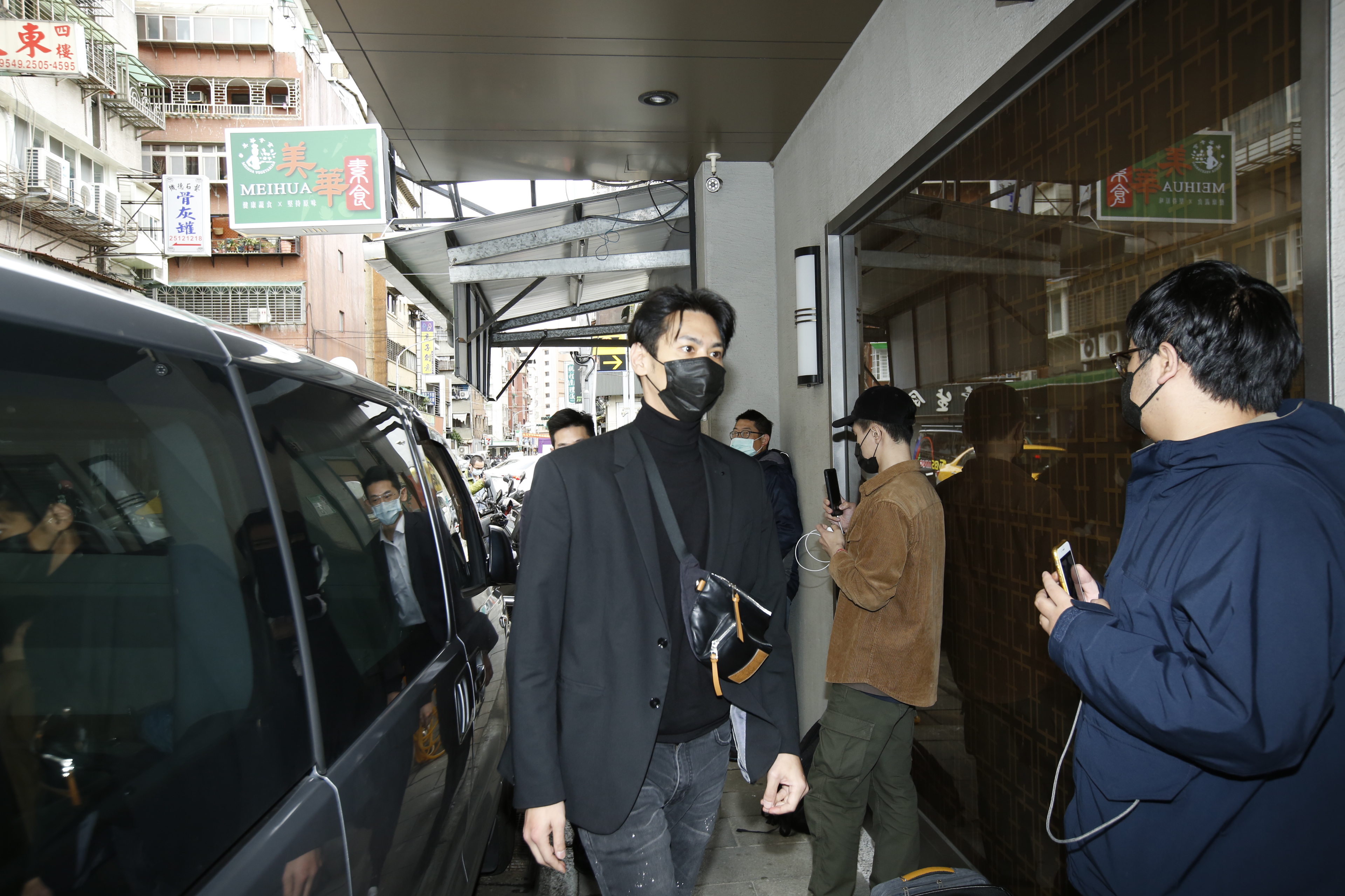 陳德烈聽到明金成離世的訊息時哭了，他也幫忙家族處理後事。