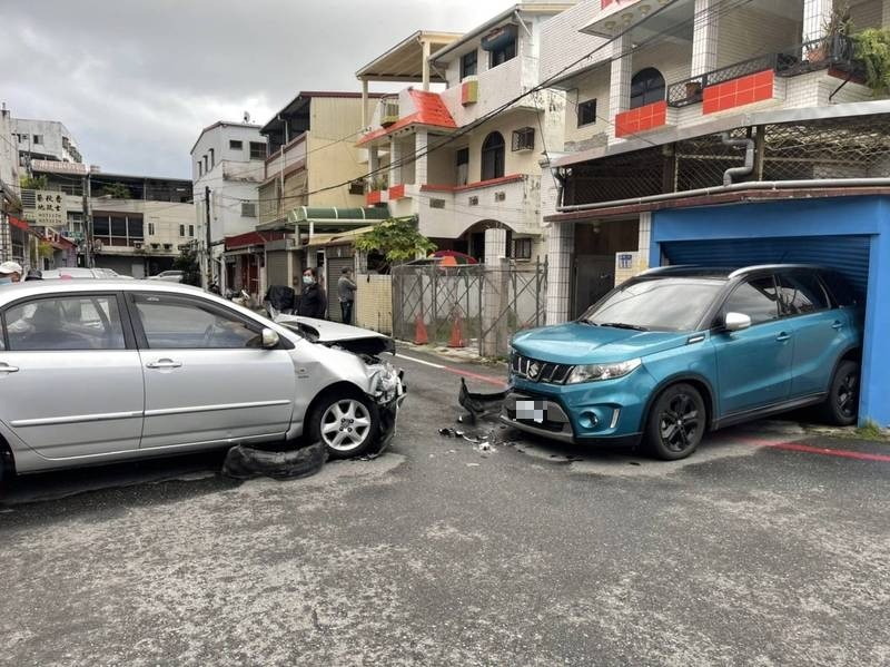 花蓮市一名72歲張姓婦人昨日下午開車誤踩油門，暴衝連續撞上多部車輛。（翻攝畫面）