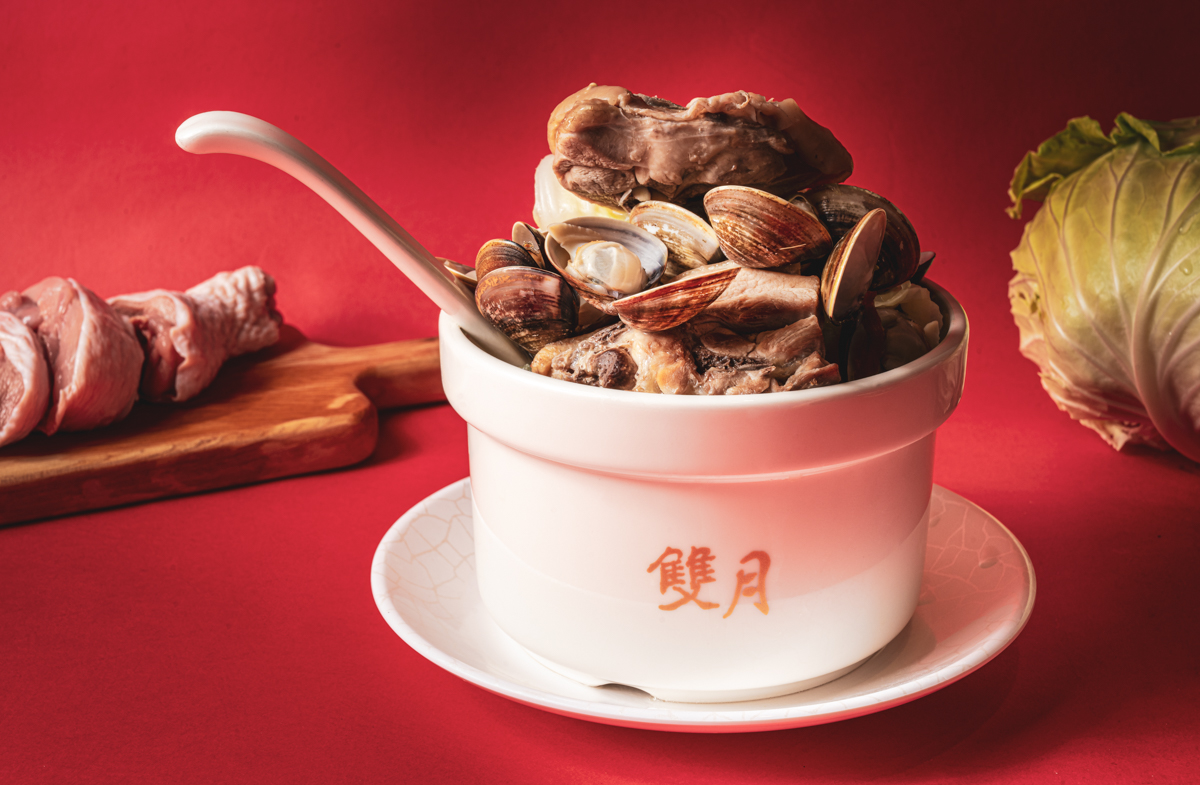 雙月食品社招牌產品蛤蜊燉雞湯，選用溫體仿土雞雞腿肉烹煮，連百歲老奶奶都能吃得津津有味。（170元／碗，雙月提供）