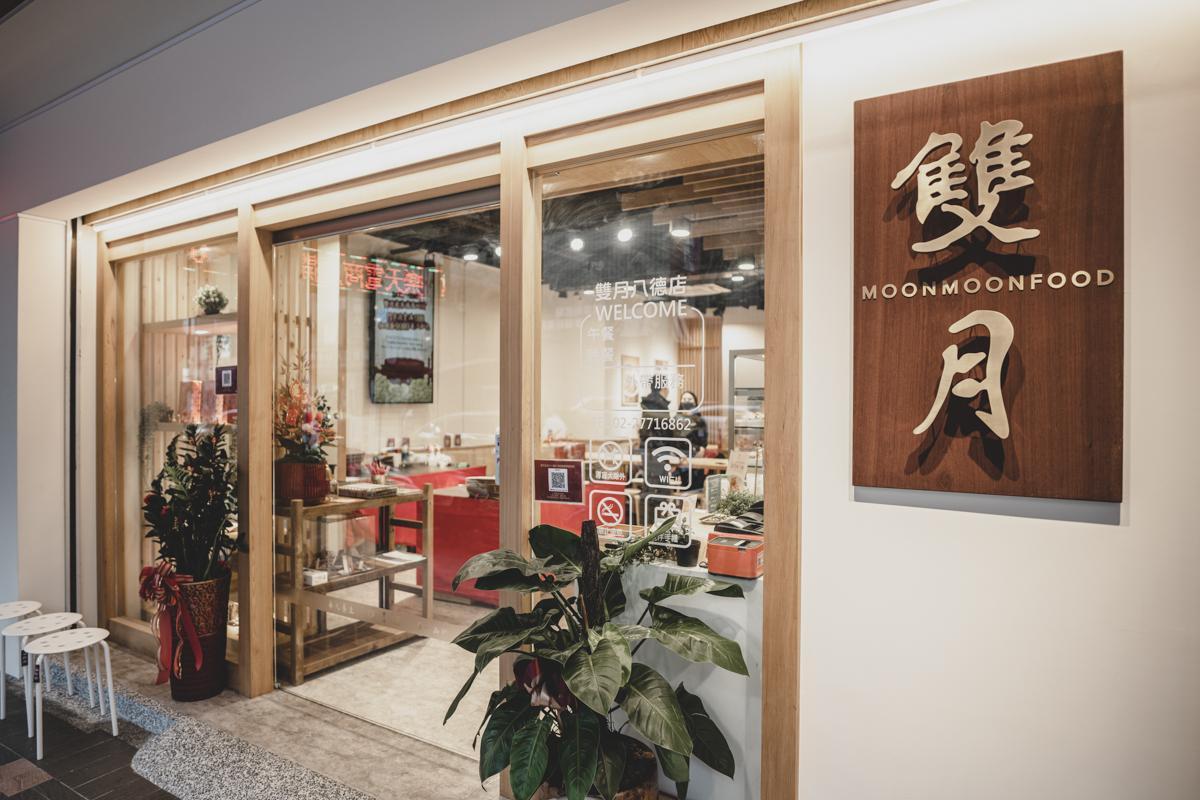 雙月食品社八德店新開幕，位於台安醫院對面，招牌湯品深受養生族青睞。（雙月提供）