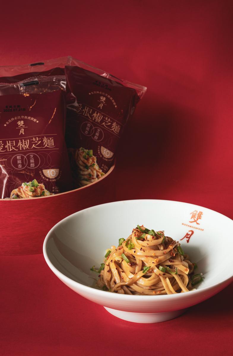 雙月愛恨椒芝麵除了在八德門市販售，也有上全家通路，一推出就成為排行榜上的熱門商品。（55元／包，雙月提供）