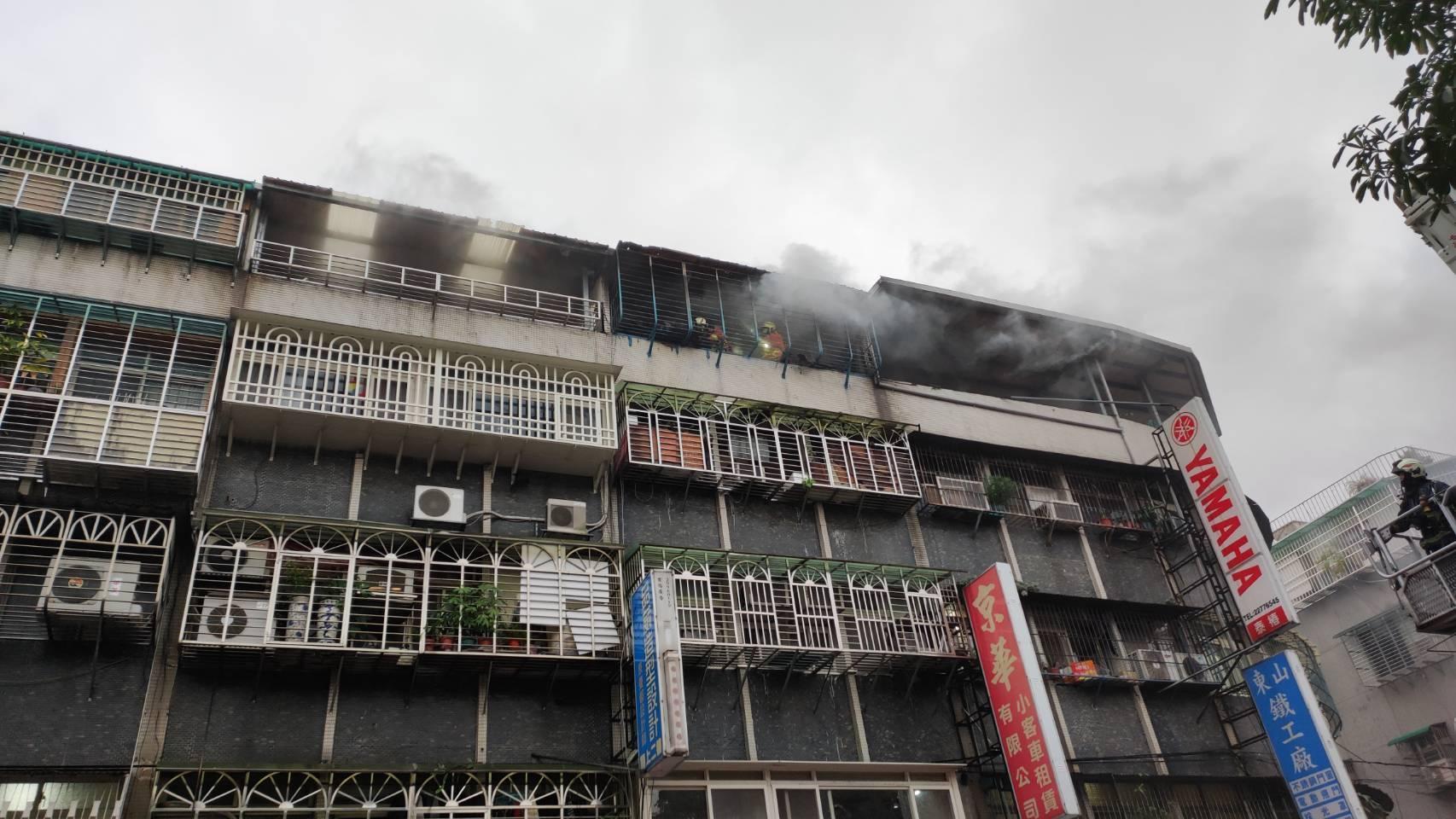 新莊自立街一處5樓民宅下午傳出火警。（新北市消防局提供）