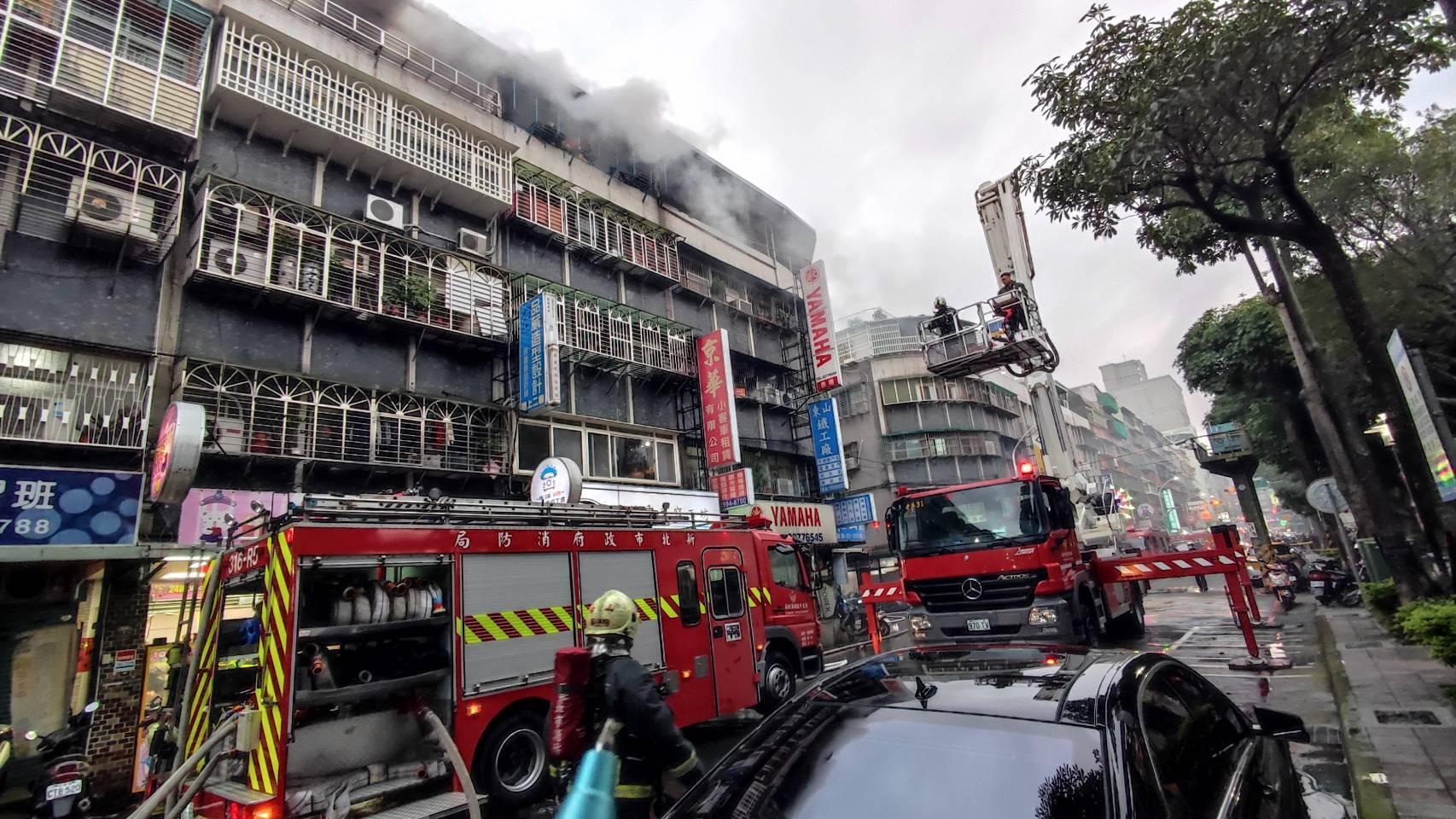新莊自立街一處5樓民宅下午傳出火警。（新北市消防局提供）