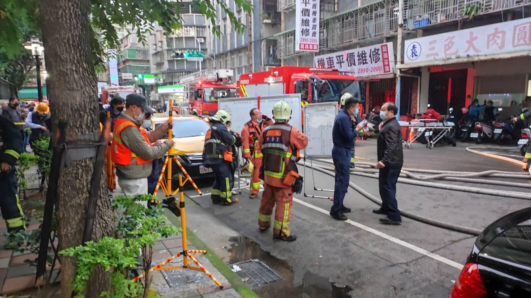 警消在民宅陽台處發現一具74歲男翁焦屍。（新北市消防局提供）
