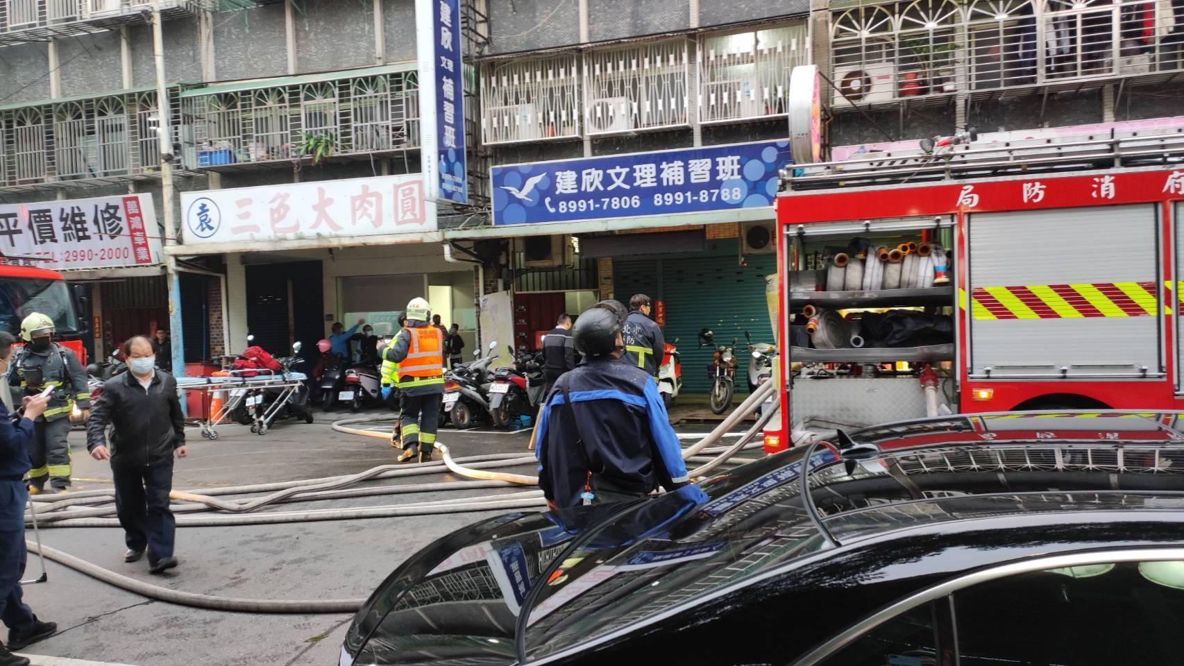 警消到場布水線搶救。（新北市消防局提供）