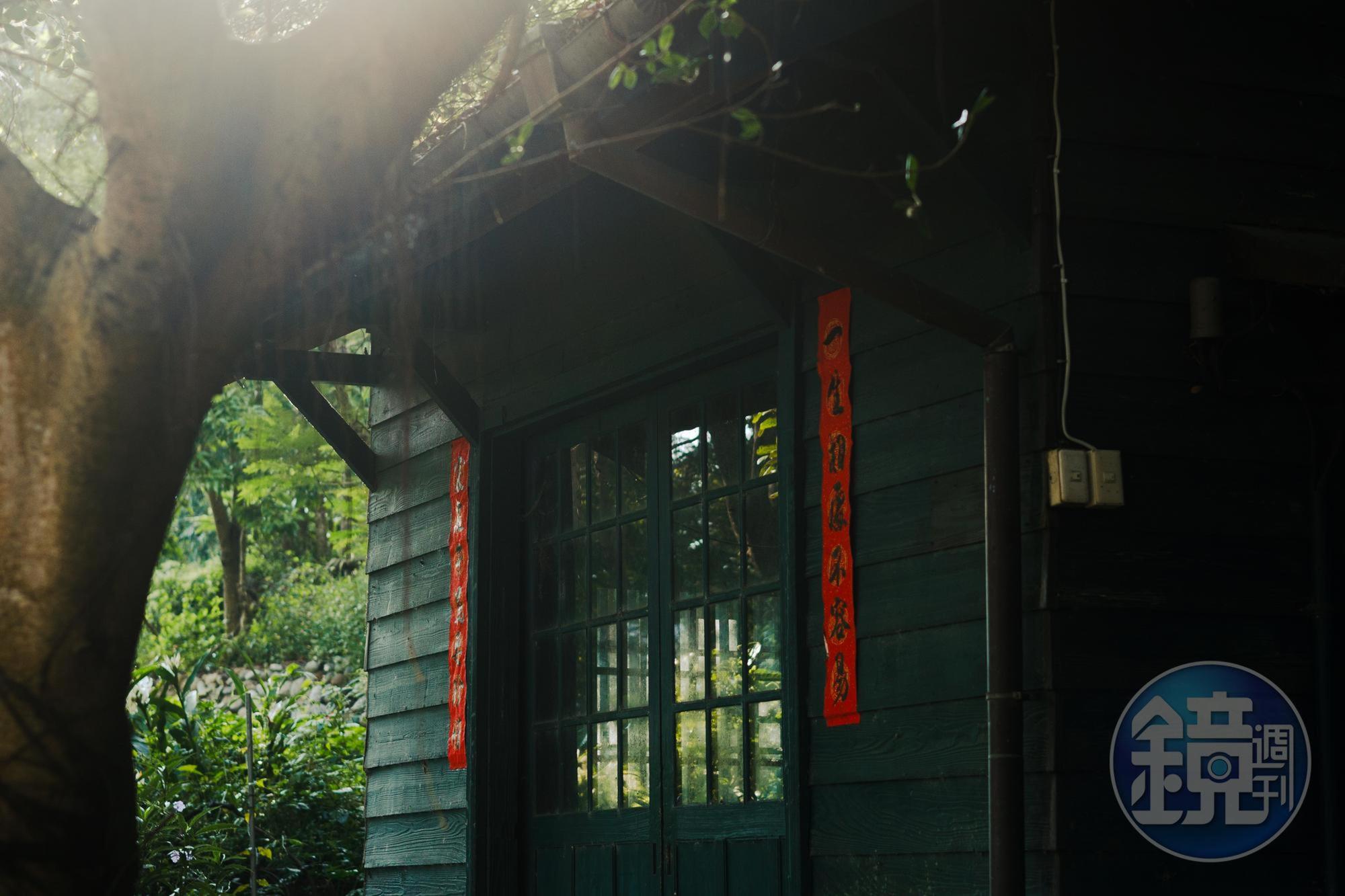 在鐵軌後方有一個木造房子，據當地人說是以前工人的澡堂。