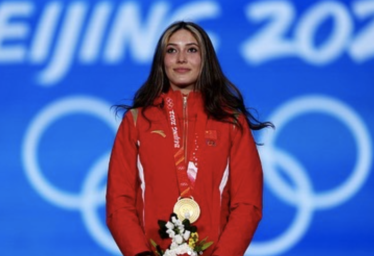 轉籍中國的18歲中美混血滑雪女將谷愛凌（Eileen Gu），因長相甜美、高分錄取名校史丹佛成為各界矚目焦點。（翻攝Eileen Gu ig）