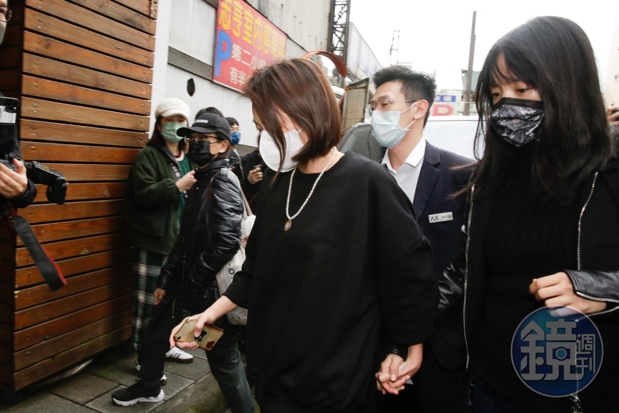 導演明金成猝逝，好友六月、林依晨前往靈堂致哀。