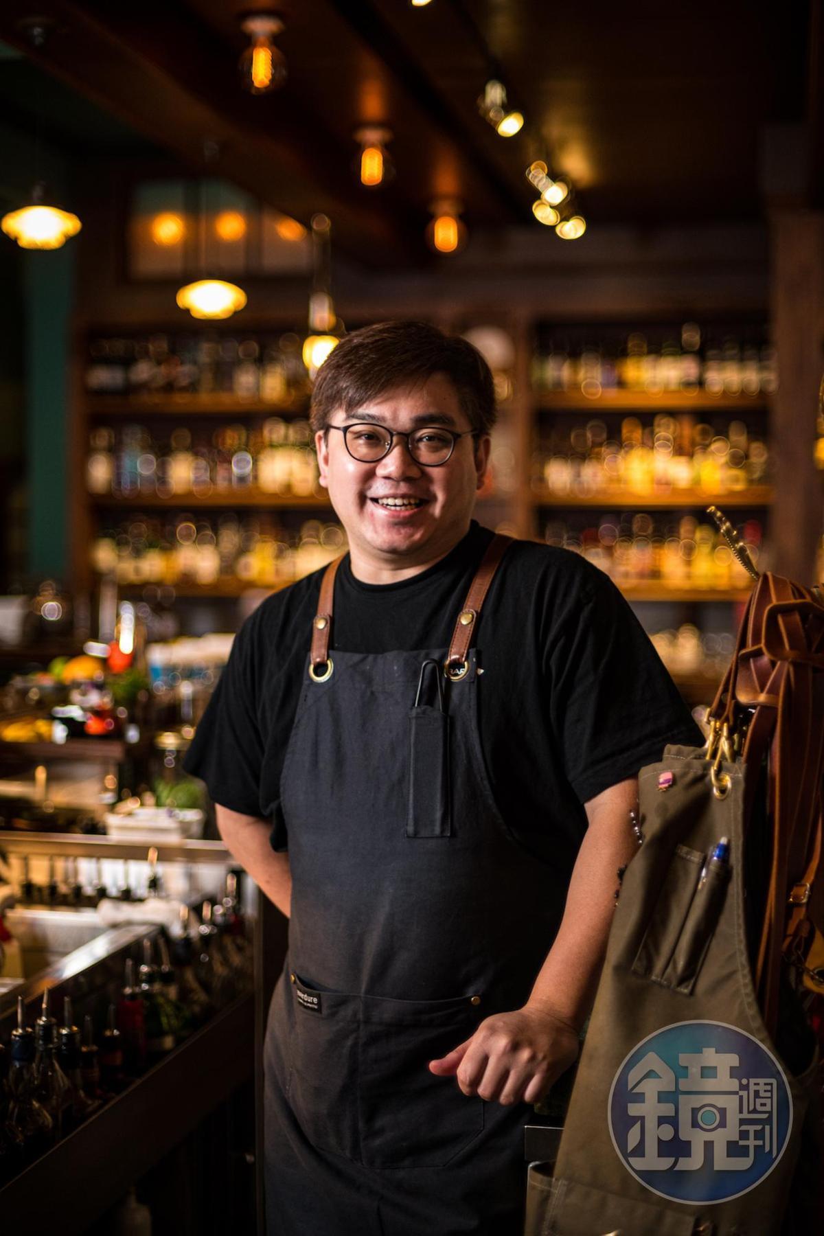人稱「酒吧南霸天」的Bar Home負責人黃奕翔,率先帶起台南酒吧革新風潮。
