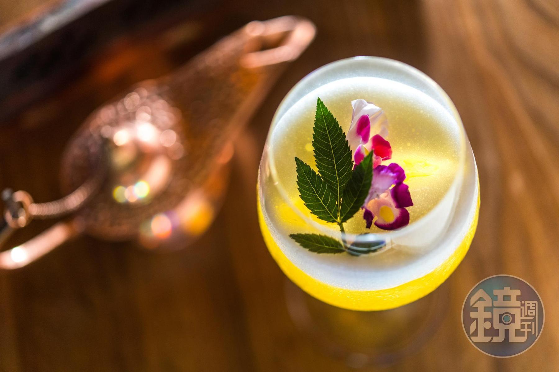以琴酒與青茶為底的「春夏」,帶有荔枝、柳橙的酸甜。(380元/杯)