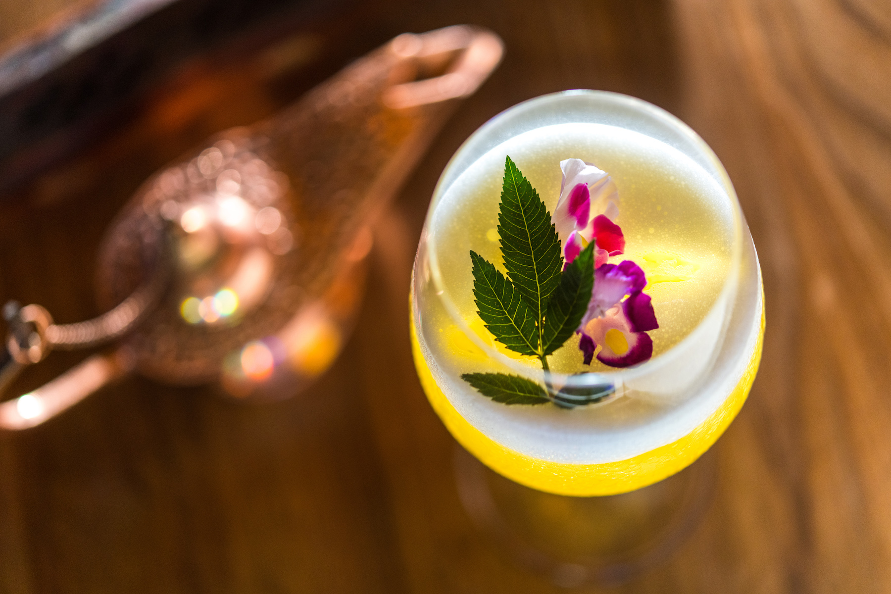 以琴酒與青茶為底的「春夏」，帶有荔枝、柳橙的酸甜。（380元／杯）