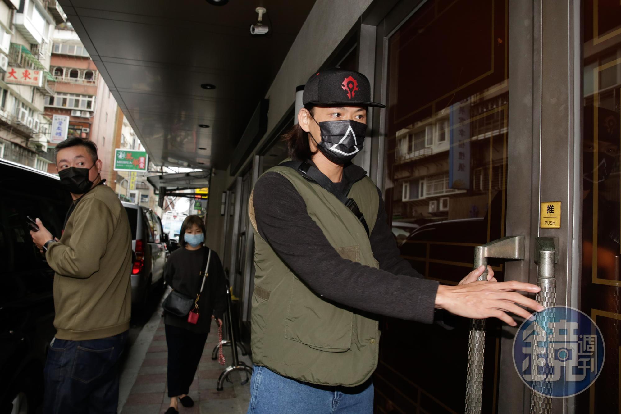 黃鐙輝昨到靈堂向最暖導演明金成致哀。