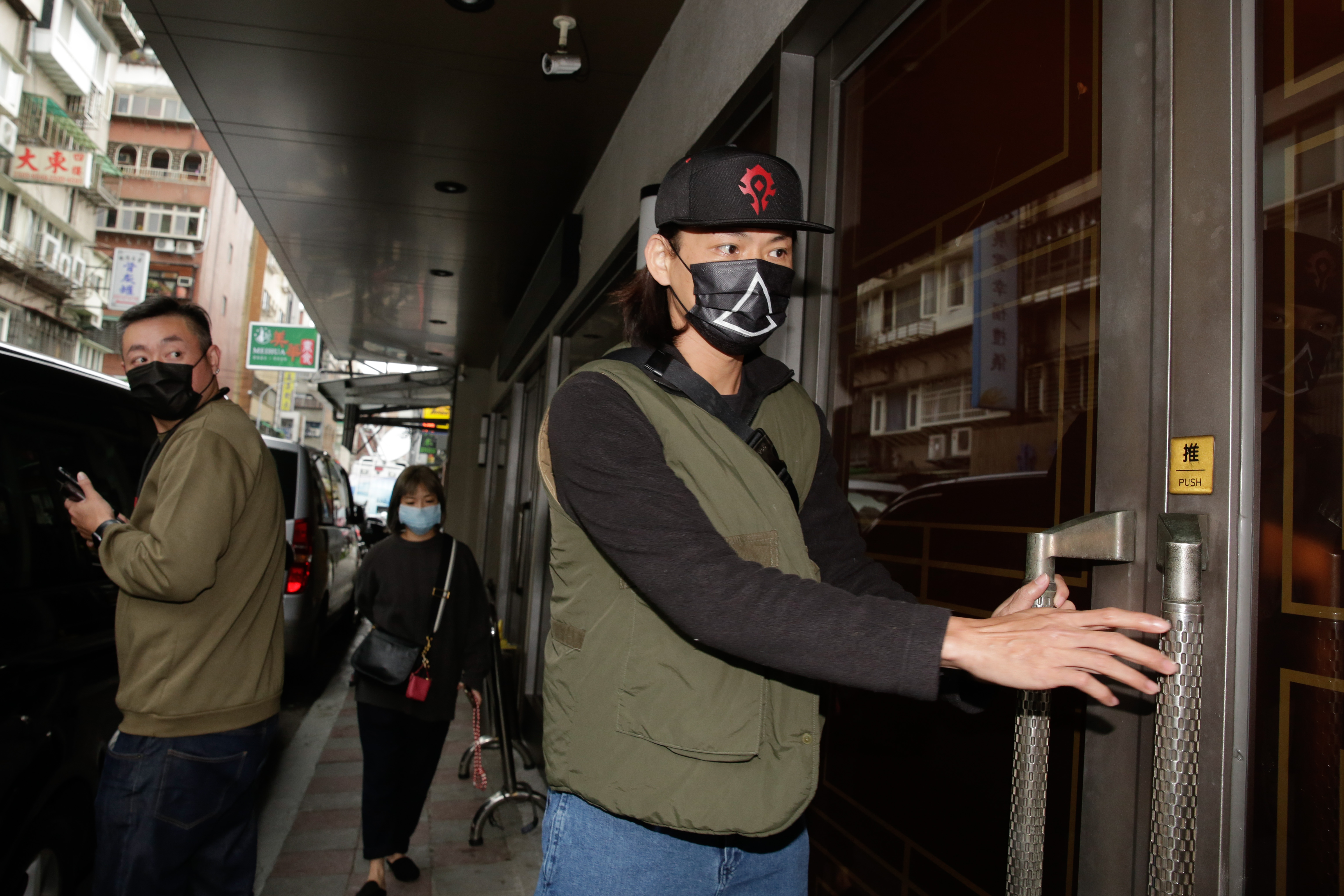 黃鐙輝昨到靈堂向最暖導演明金成致哀。