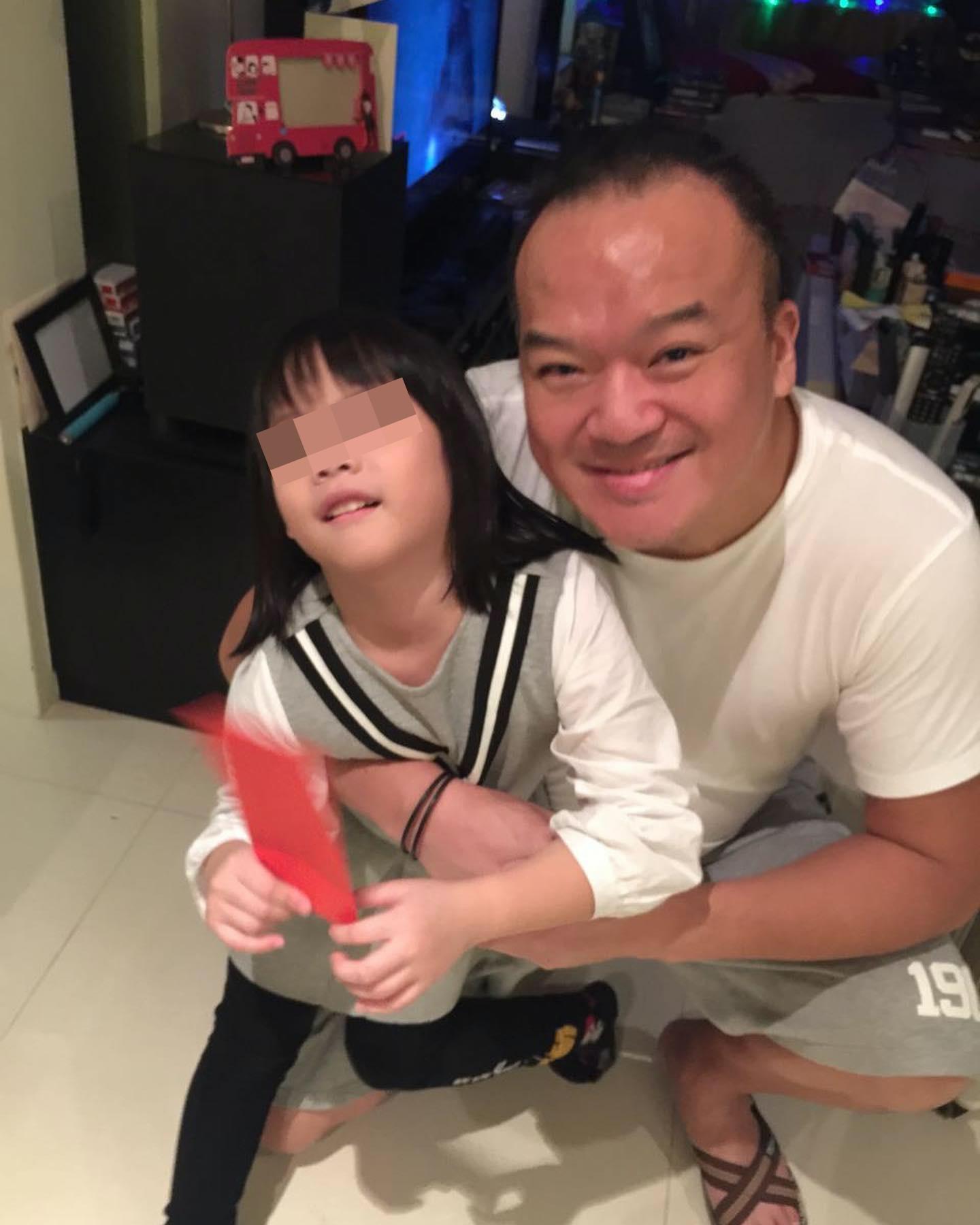 黃鐙輝和明金成（右）多年來都有連絡，明金城還包紅包給乾女兒黃太後。（翻攝臉書）