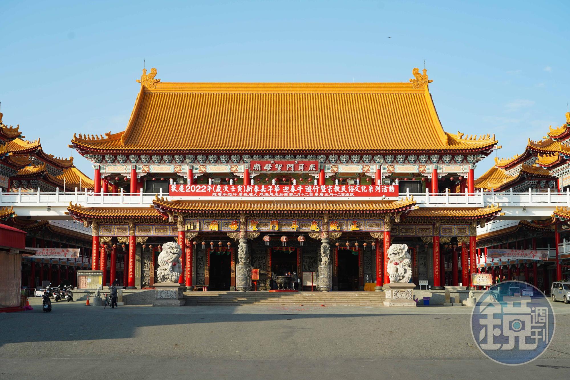 正統鹿耳門聖母廟，全台最大的聖母廟，佔地40公頃，對比旁邊的機車，就知道這間廟有多大一間！
