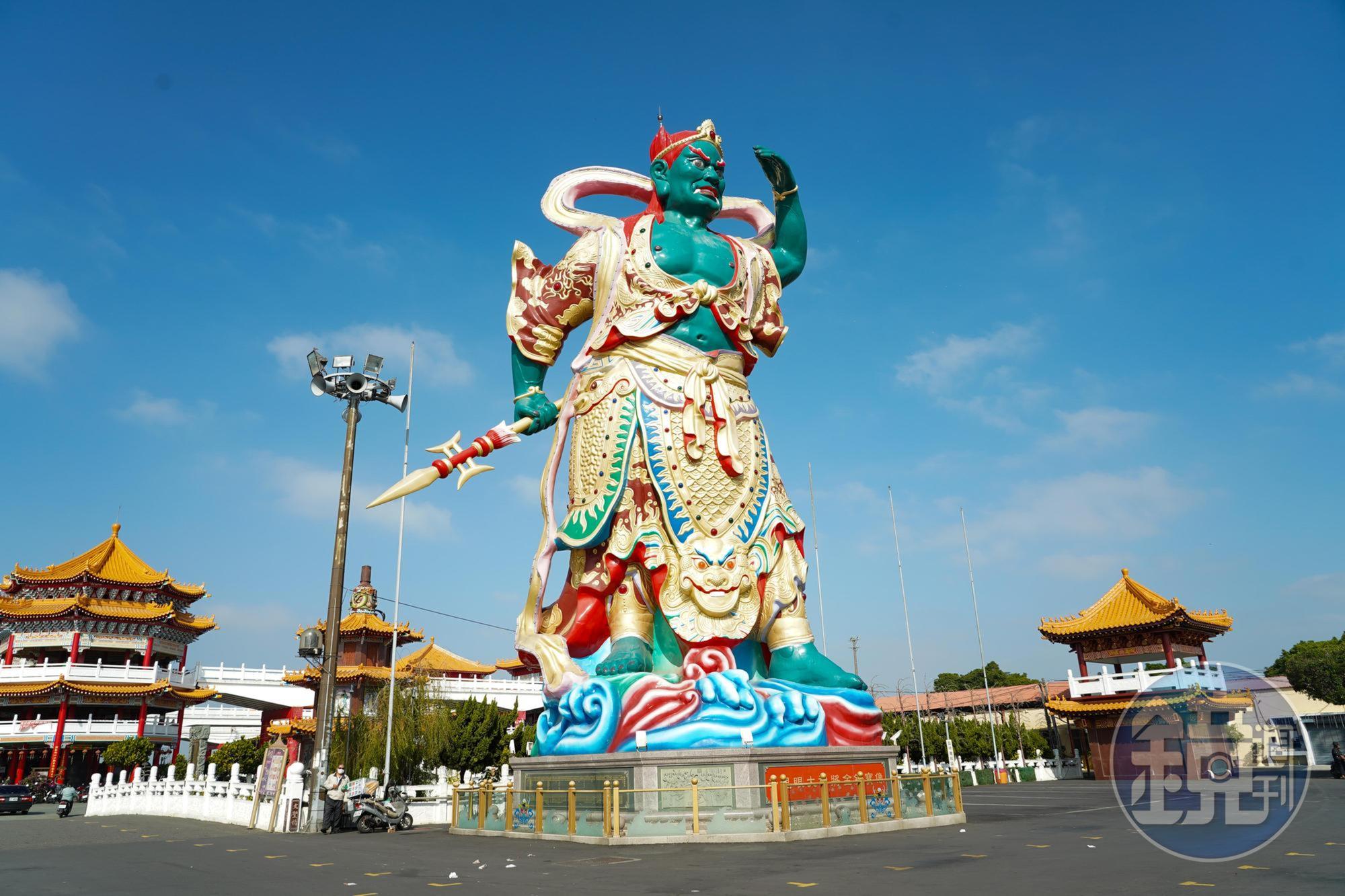 正統鹿耳門聖母廟——千里眼與順風耳，全台最大尊的千里眼與順風耳，高約7層樓，看很遠也聽很遠。