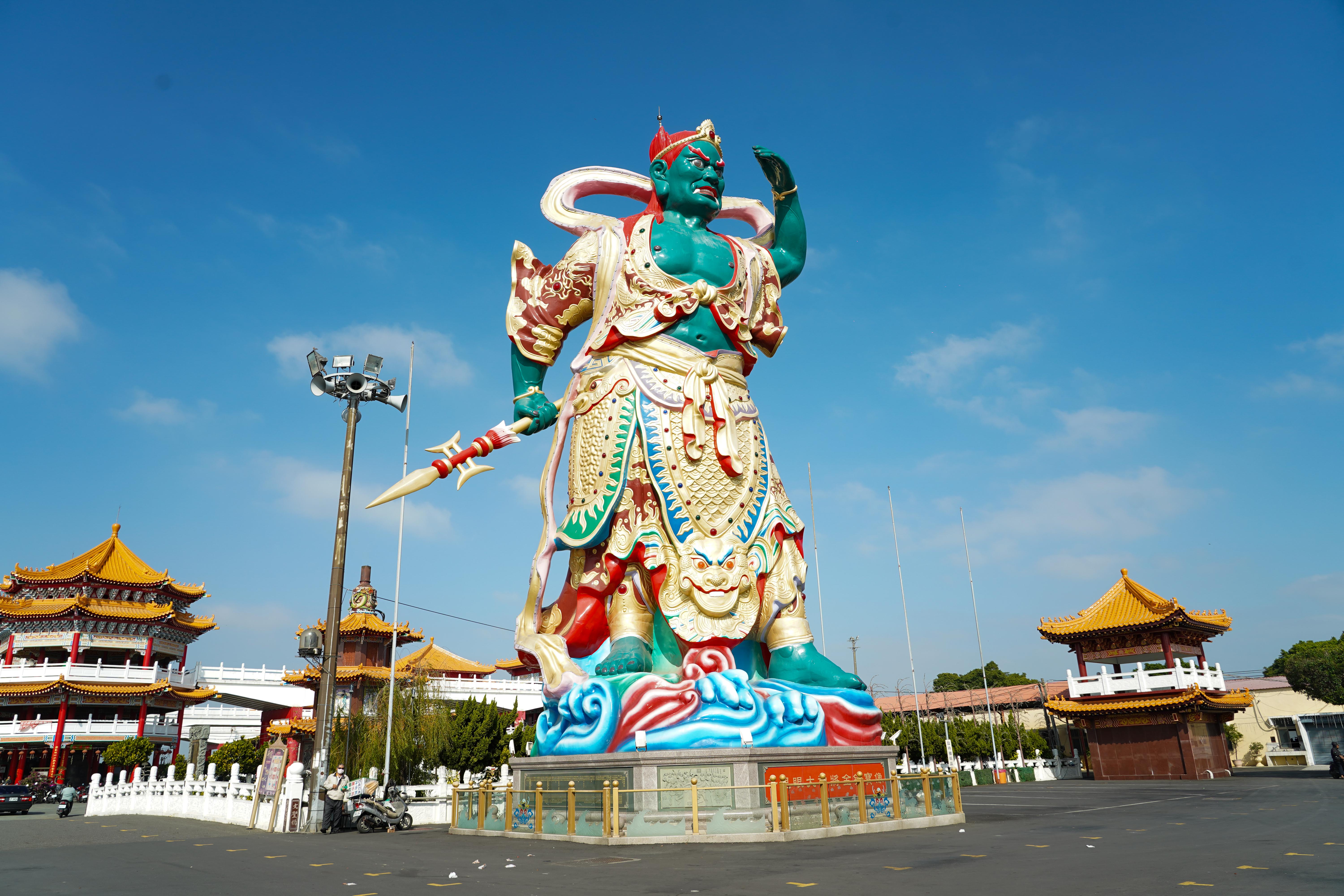 正統鹿耳門聖母廟——千里眼與順風耳，全台最大尊的千里眼與順風耳，高約7層樓，看很遠也聽很遠。
