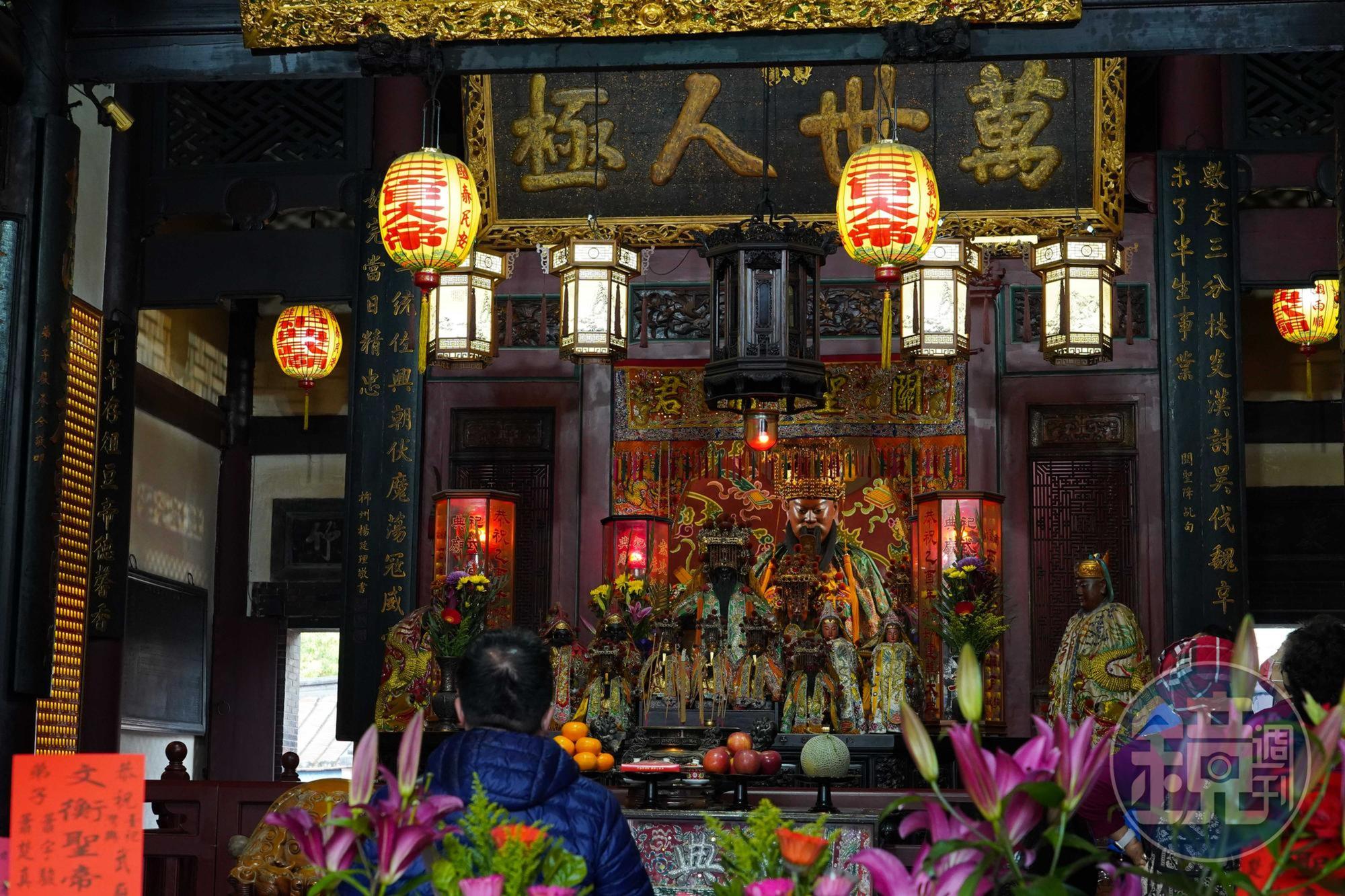 台南祀典武廟最有名的匾額，萬世人極，位於神龕上方，為咸豐皇帝御筆。