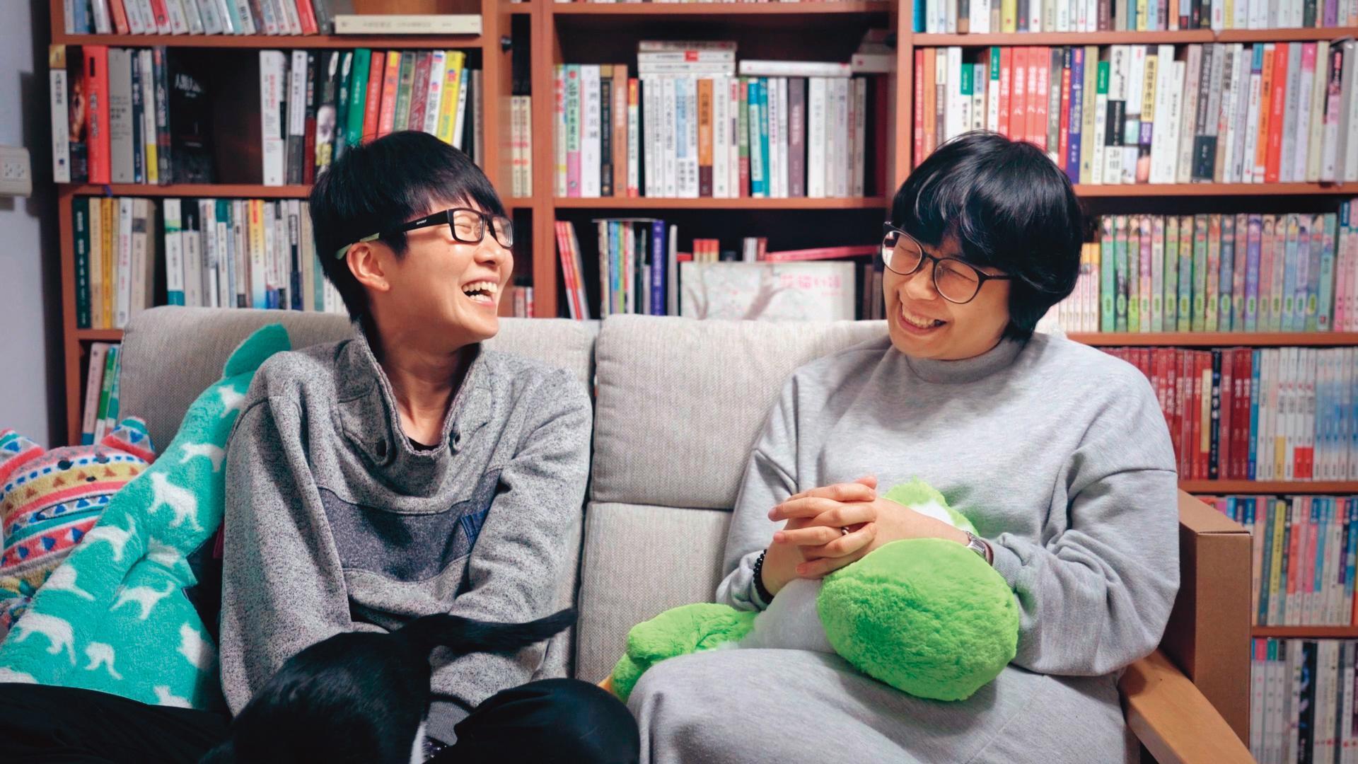 《愛別離苦》聚焦位於桃園龍潭的「菱潭街興創基地」，6組人物均為女性，包括經營獨立書店的家華（右）和她的同性伴侶陳喵（左）。（後場音像提供）