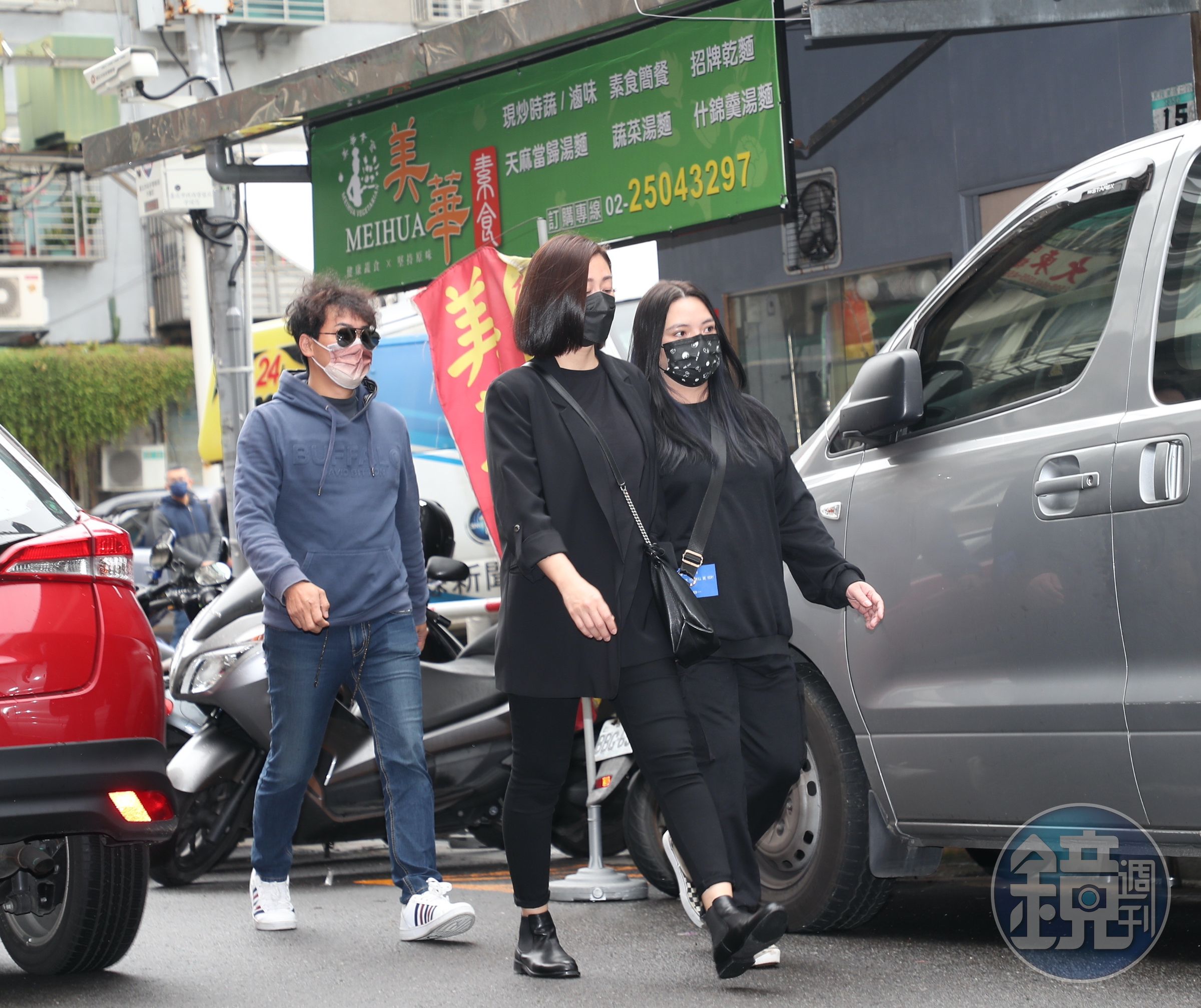 小甜甜跟明金成親如兄妹，現身靈堂致哀。