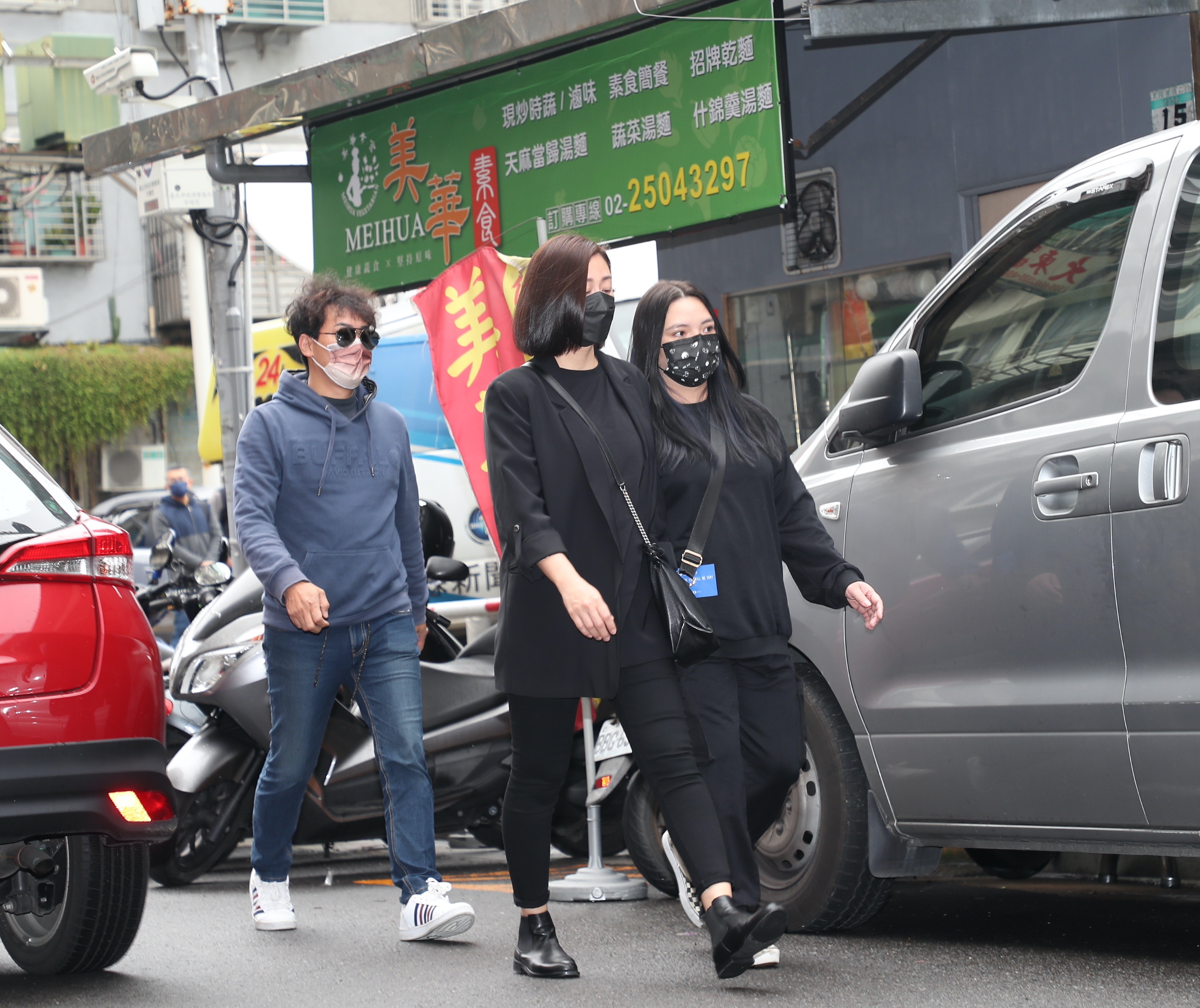 小甜甜跟明金成親如兄妹，現身靈堂致哀。