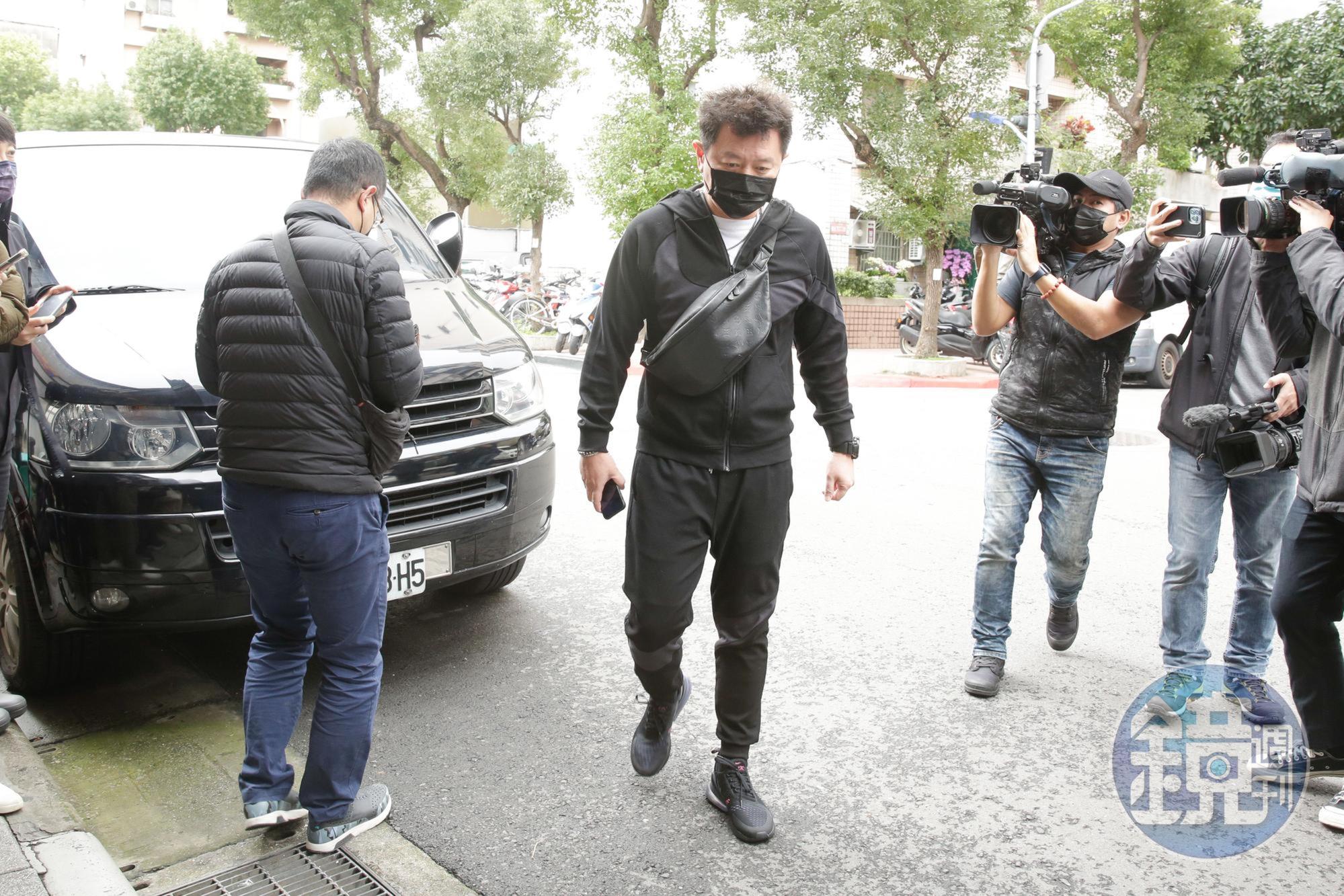 庹宗康在明金成的靈堂向媒體說明遺孀現況。