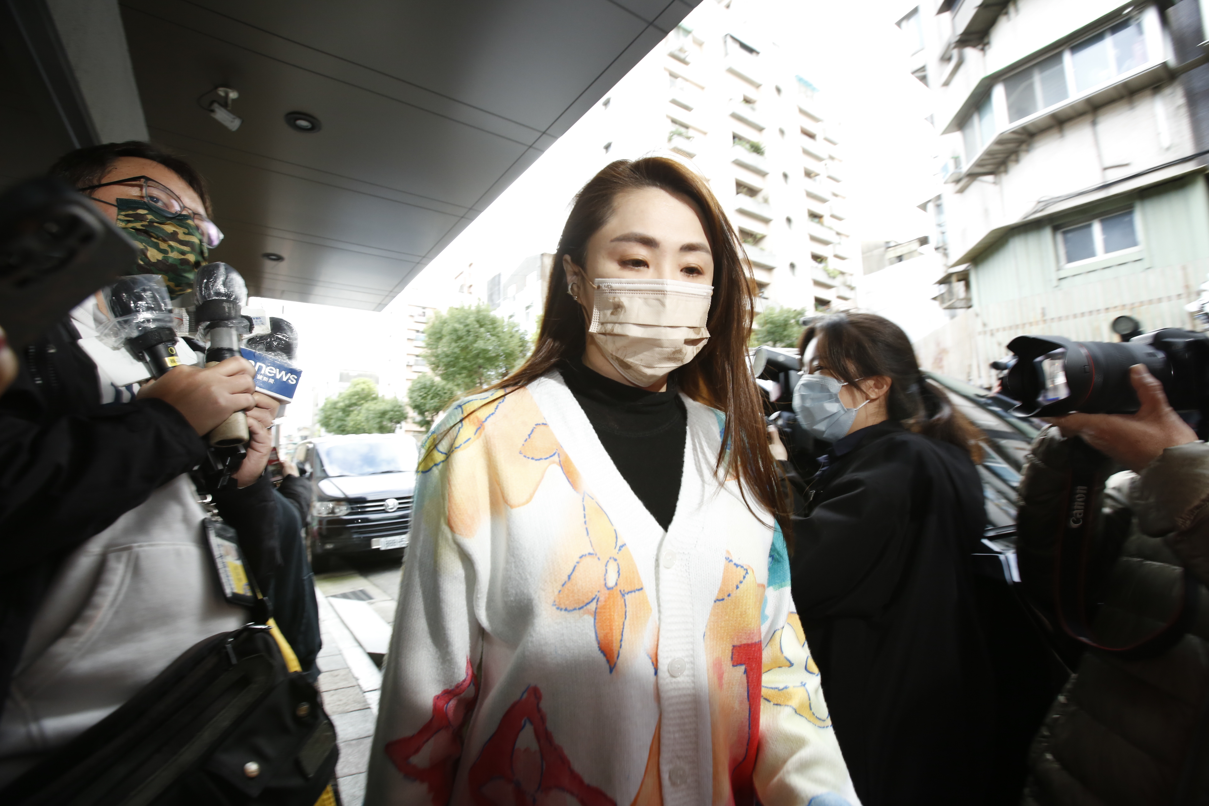 李婉鈺到明金成的靈堂表達悼念之意。