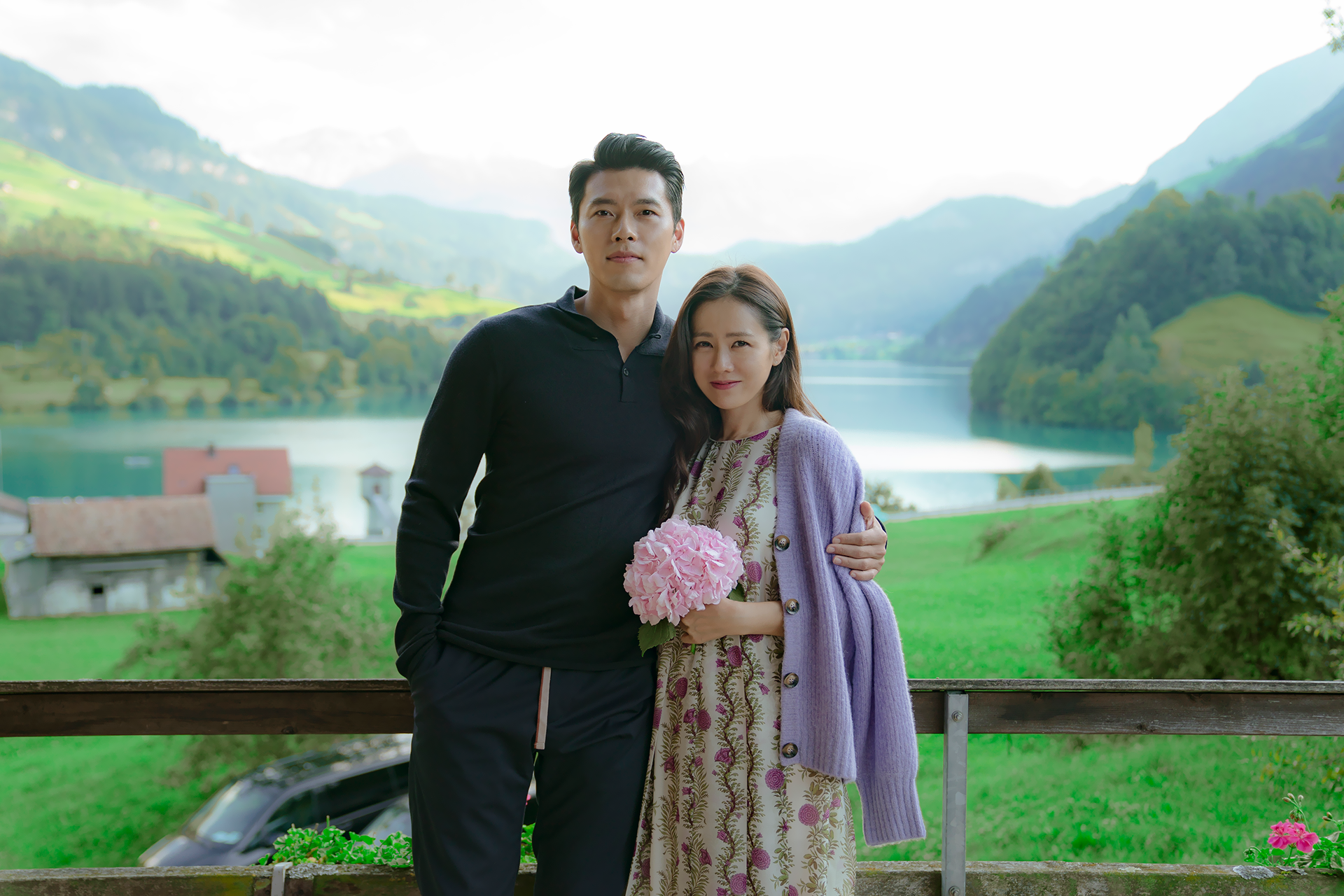 玄彬(左)與孫藝真拍《愛的迫降》擦出愛火,昨宣布升格夫妻。(Netflix提供)