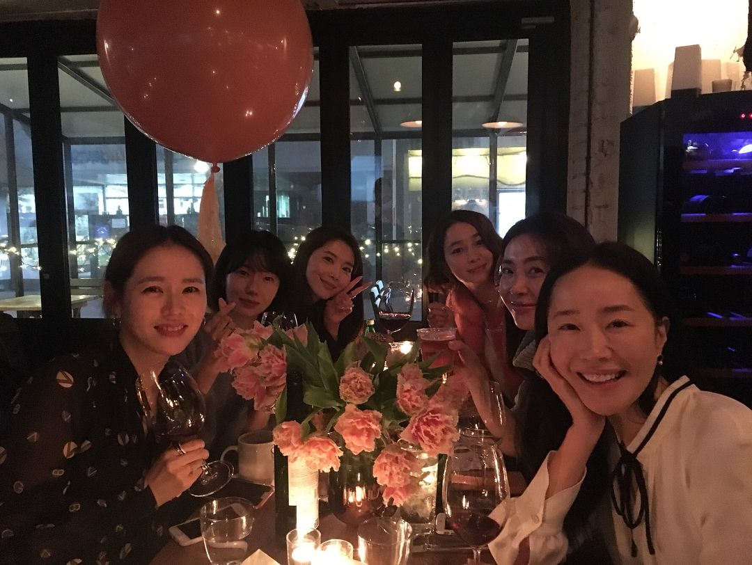 孫藝真(左)私下很常與李貞賢(左二起)、吳允兒、李珉廷、宋玧妸等人出遊。(翻攝自孫藝真Instagram)