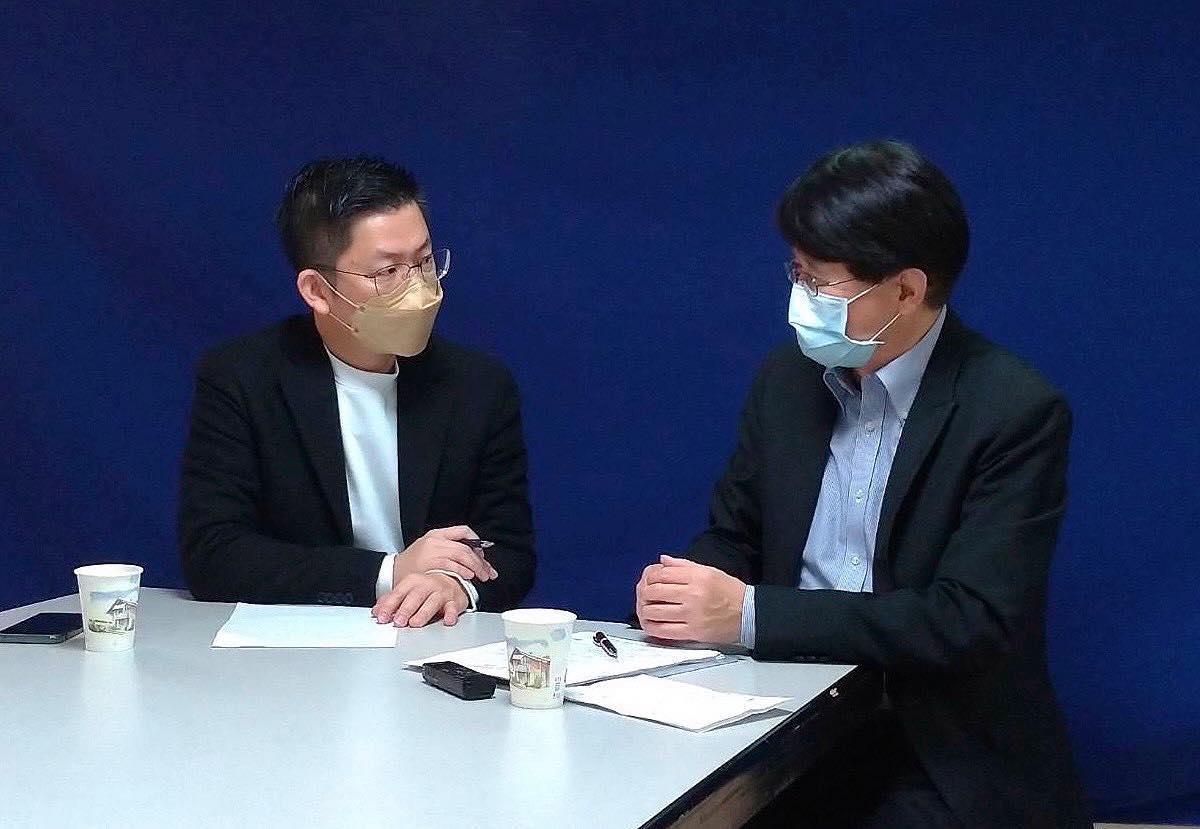 日籍資深媒體人早田健文（右）認為福島食品存有食安疑慮，產銷履歷執行率很低。（翻攝自黃心華臉書）