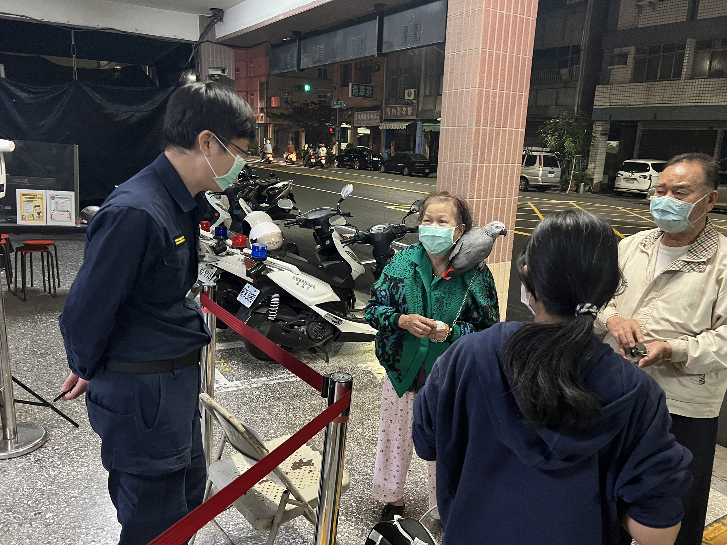 老夫妻報案鸚鵡「乖孫」不見，警方細心幫忙找回。（警方提供）