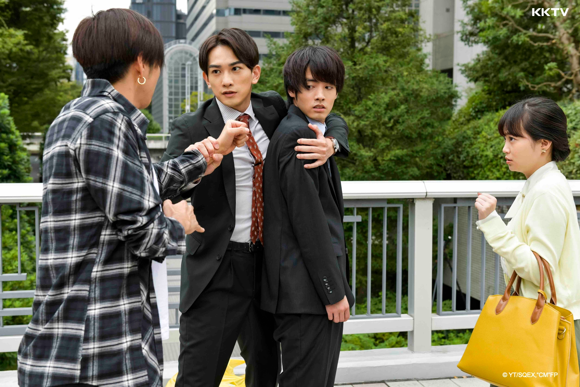 日劇版中,町田啓太(左二)拯救赤楚衛二(右二)時也戴了同款領帶。(KKTV提供)