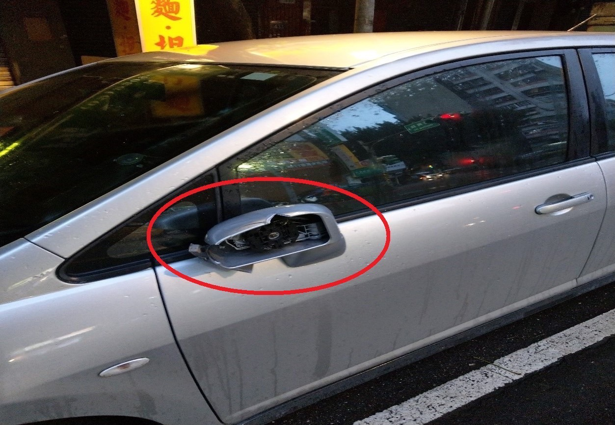 被害車主停在路邊的車輛遭黃男打壞後照鏡。（警方提供）